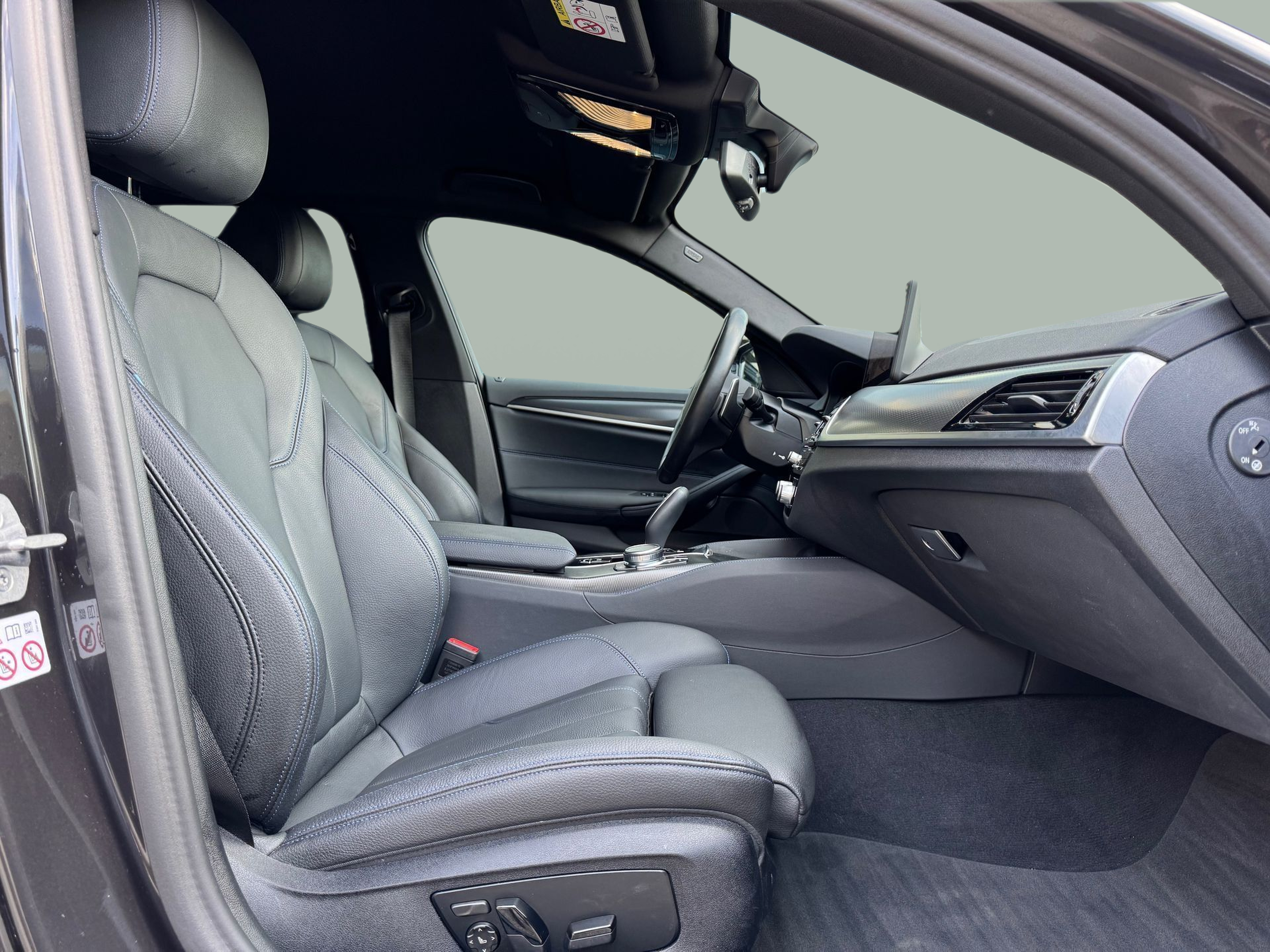 BMW Série 5 530e Touring color Gris. Año 2023. 215KW(292CV). Elétrico / Gasolina Híbrido. En concesionario Santogal Oeiras de Oeiras