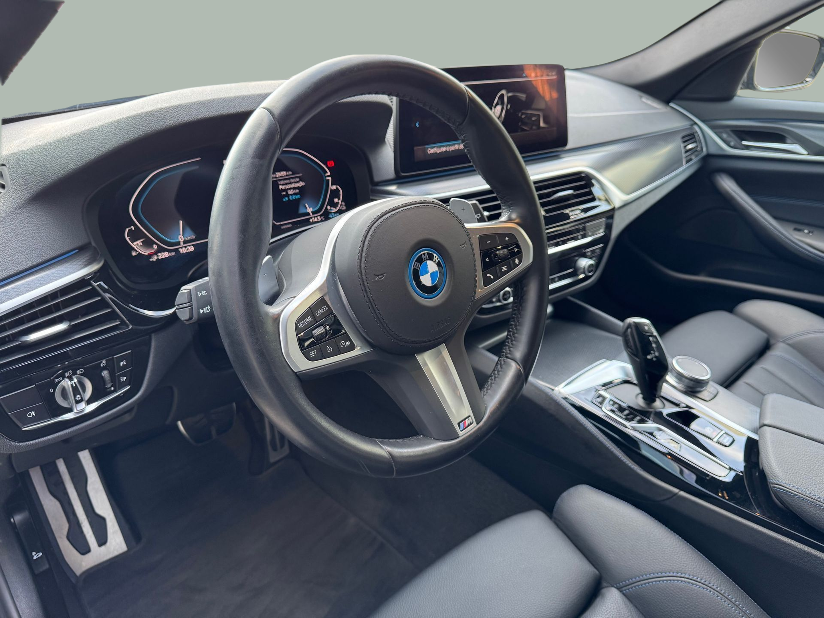 BMW Série 5 530e Touring color Gris. Año 2023. 215KW(292CV). Elétrico / Gasolina Híbrido. En concesionario Santogal Oeiras de Oeiras
