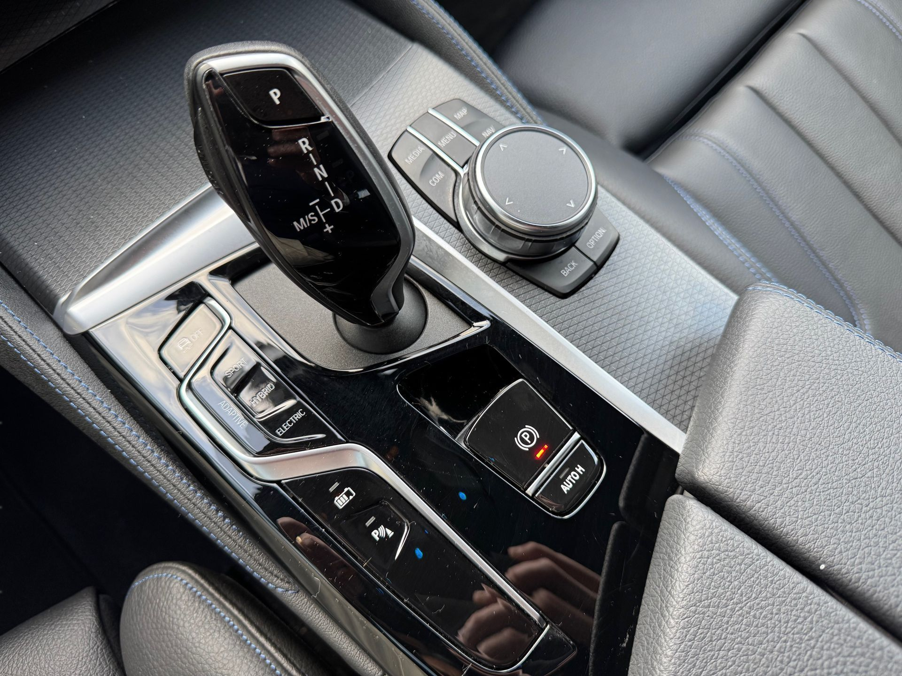 BMW Série 5 530e Touring color Gris. Año 2023. 215KW(292CV). Elétrico / Gasolina Híbrido. En concesionario Santogal Oeiras de Oeiras