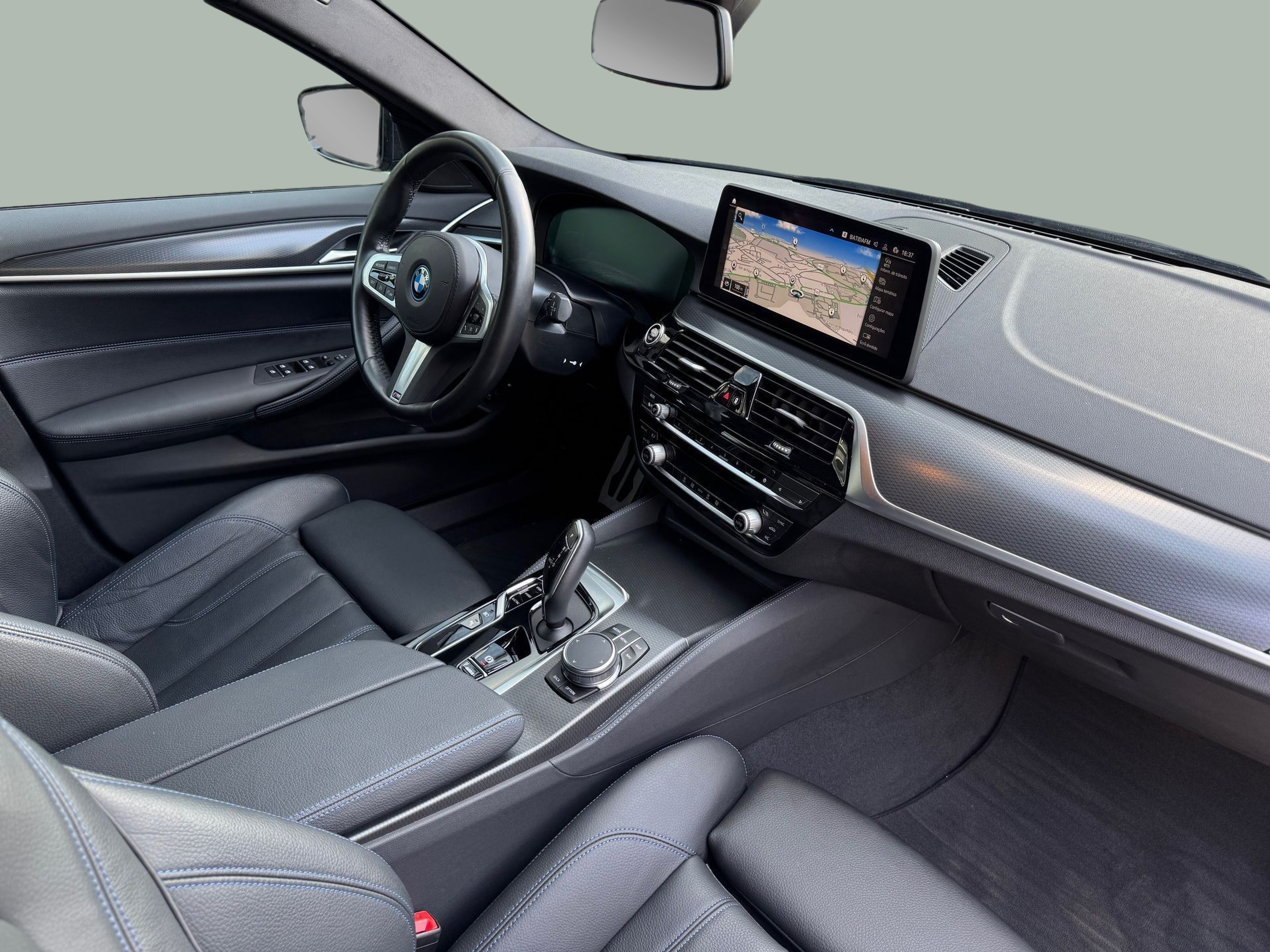 BMW Série 5 530e Touring color Gris. Año 2023. 215KW(292CV). Elétrico / Gasolina Híbrido. En concesionario Santogal Oeiras de Oeiras