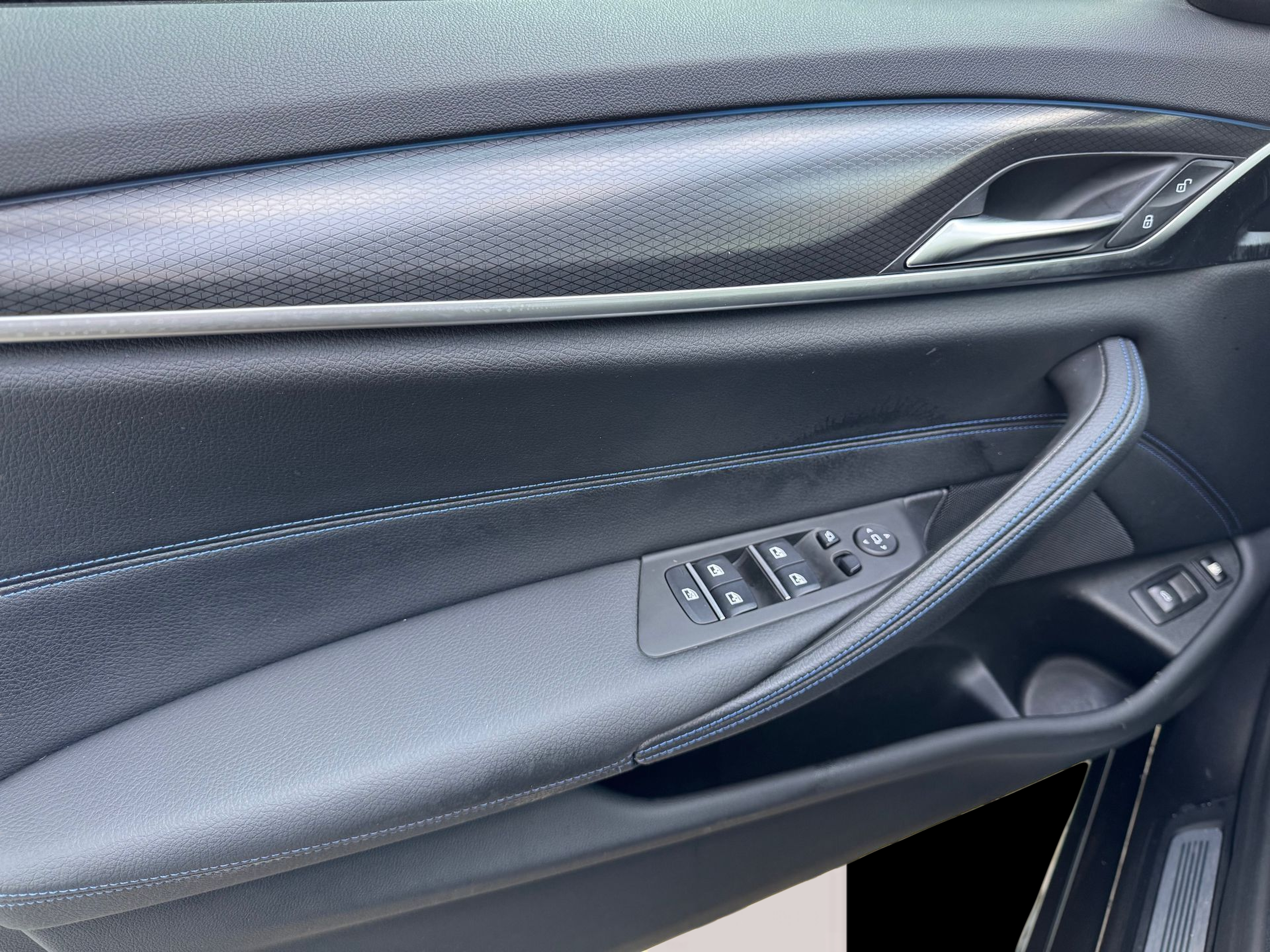 BMW Série 5 530e Touring color Gris. Año 2023. 215KW(292CV). Elétrico / Gasolina Híbrido. En concesionario Santogal Oeiras de Oeiras