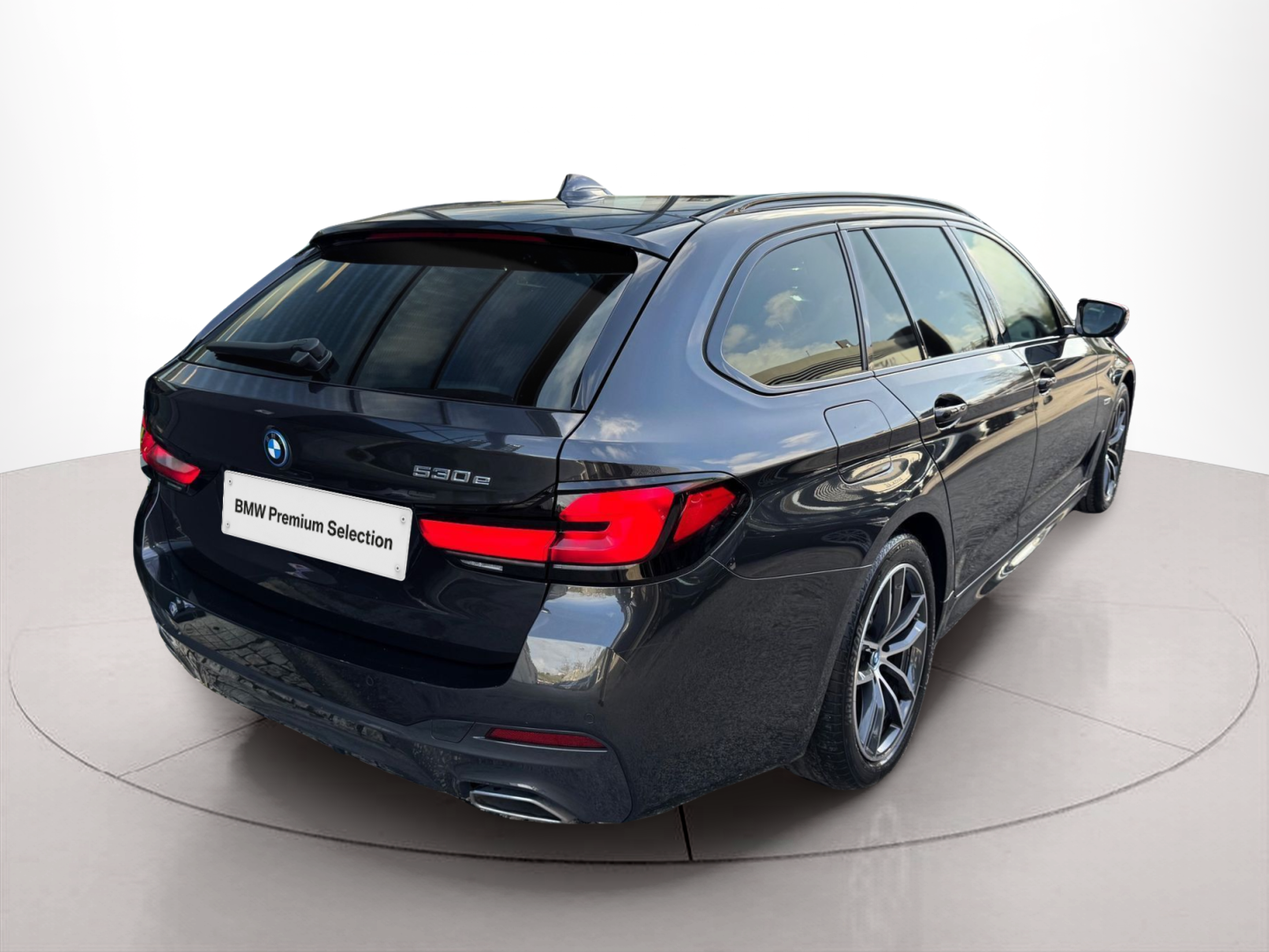 BMW Série 5 530e Touring color Gris. Año 2023. 215KW(292CV). Elétrico / Gasolina Híbrido. En concesionario Santogal Oeiras de Oeiras
