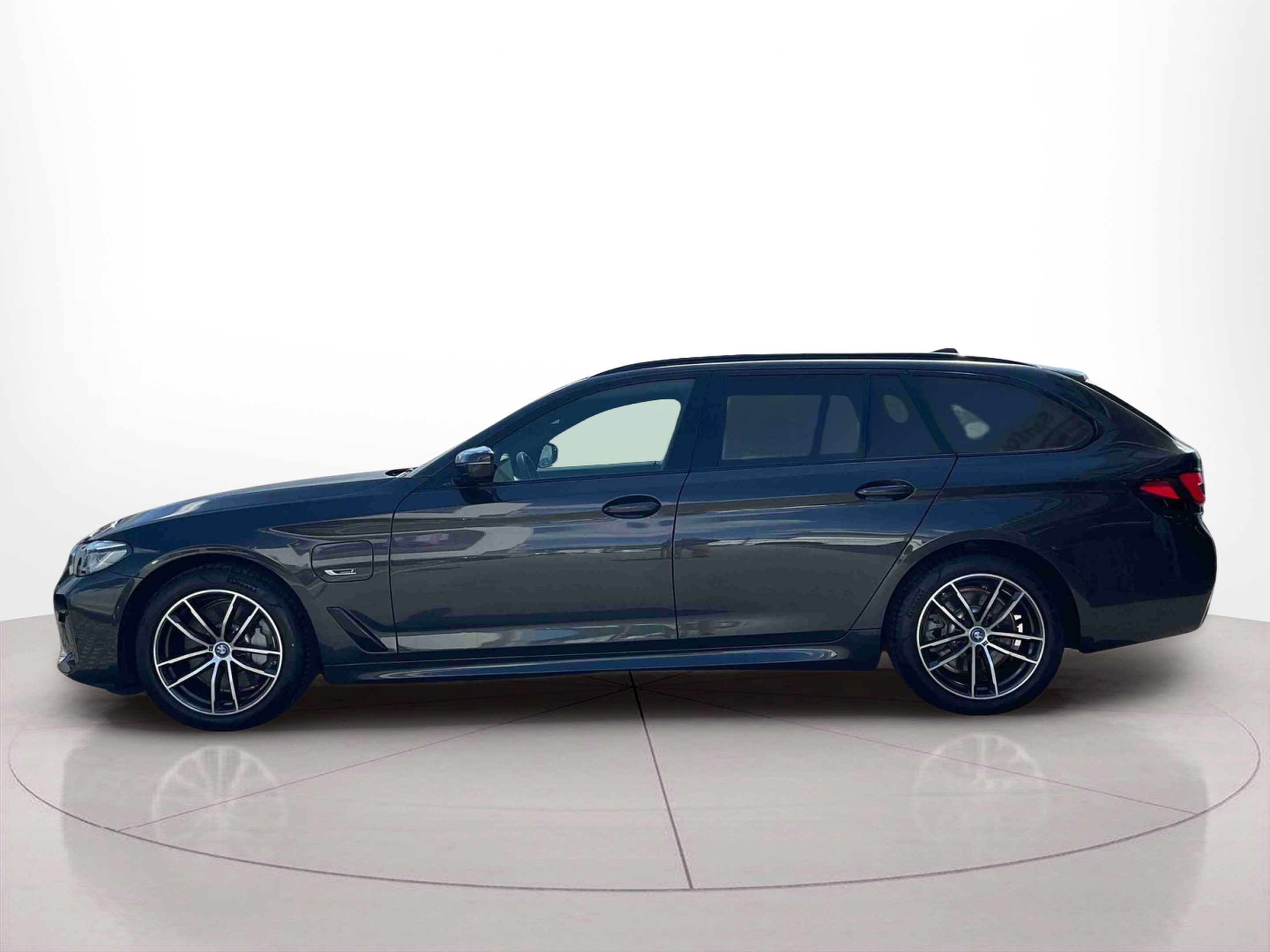 BMW Série 5 530e Touring color Gris. Año 2023. 215KW(292CV). Elétrico / Gasolina Híbrido. En concesionario Santogal Setúbal de Setúbal