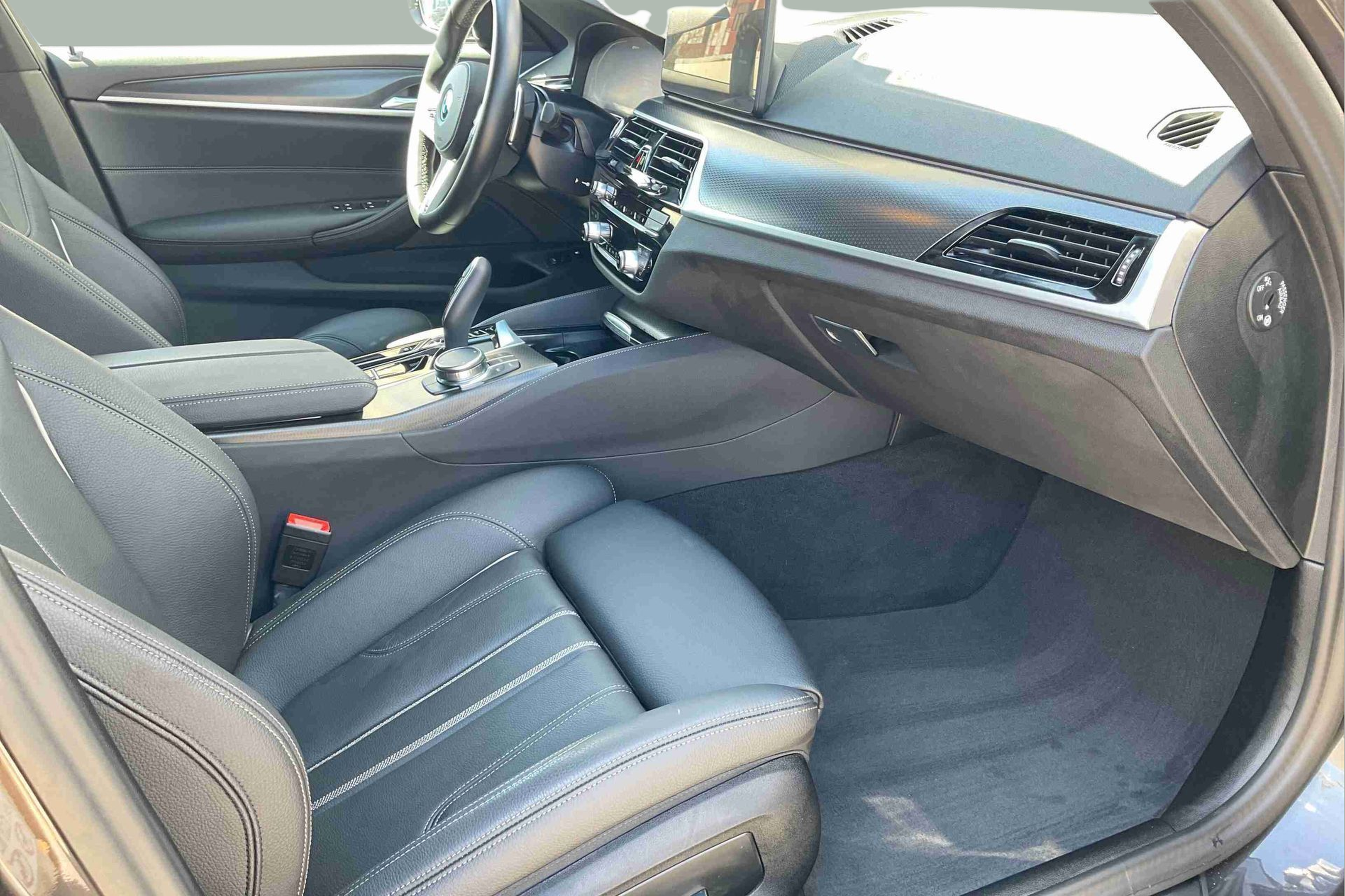 BMW Série 5 530e Touring color Gris. Año 2023. 215KW(292CV). Elétrico / Gasolina Híbrido. En concesionario Santogal Setúbal de Setúbal