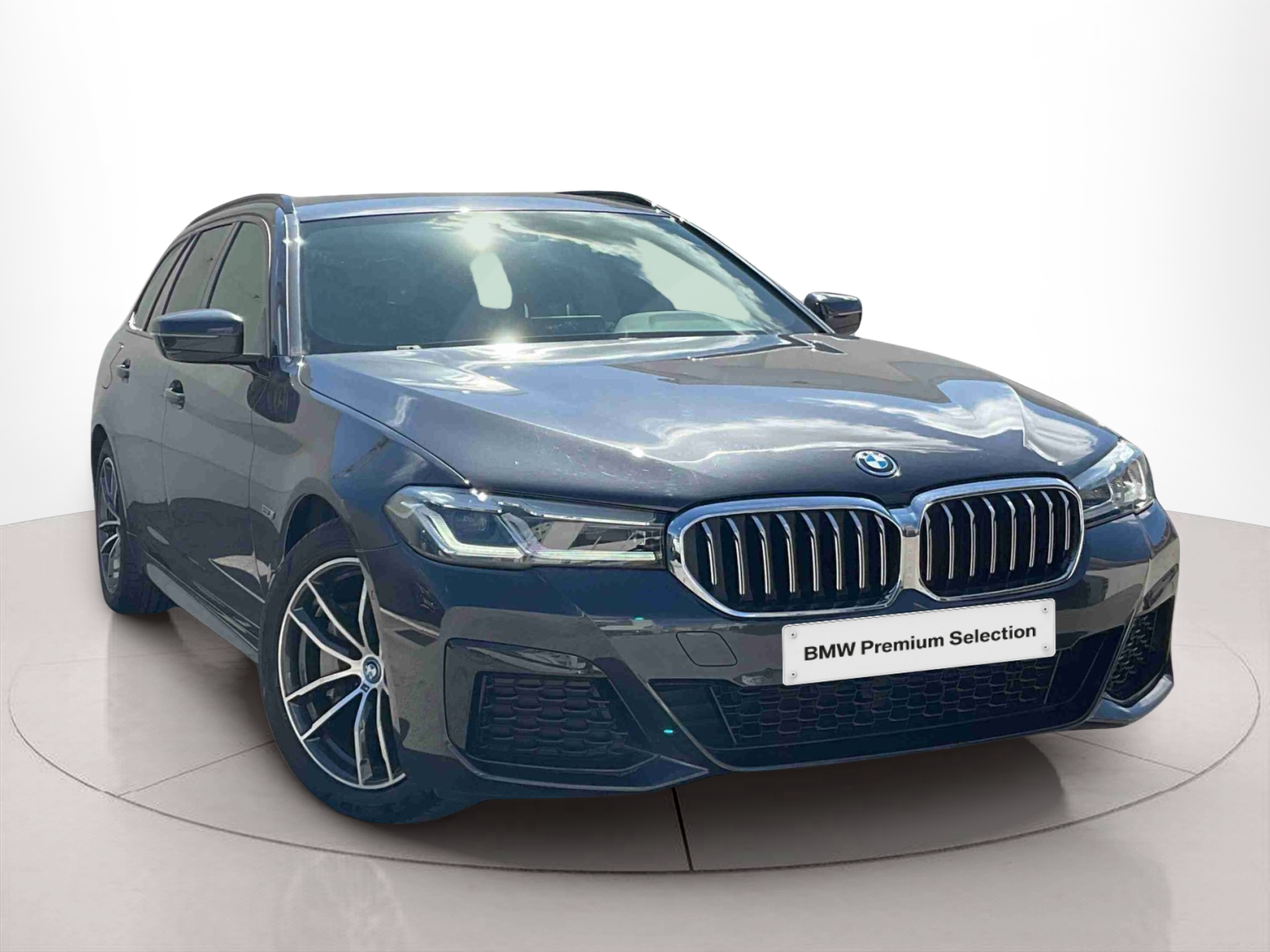 BMW Série 5 530e Touring color Gris. Año 2023. 215KW(292CV). Elétrico / Gasolina Híbrido. En concesionario Santogal Setúbal de Setúbal