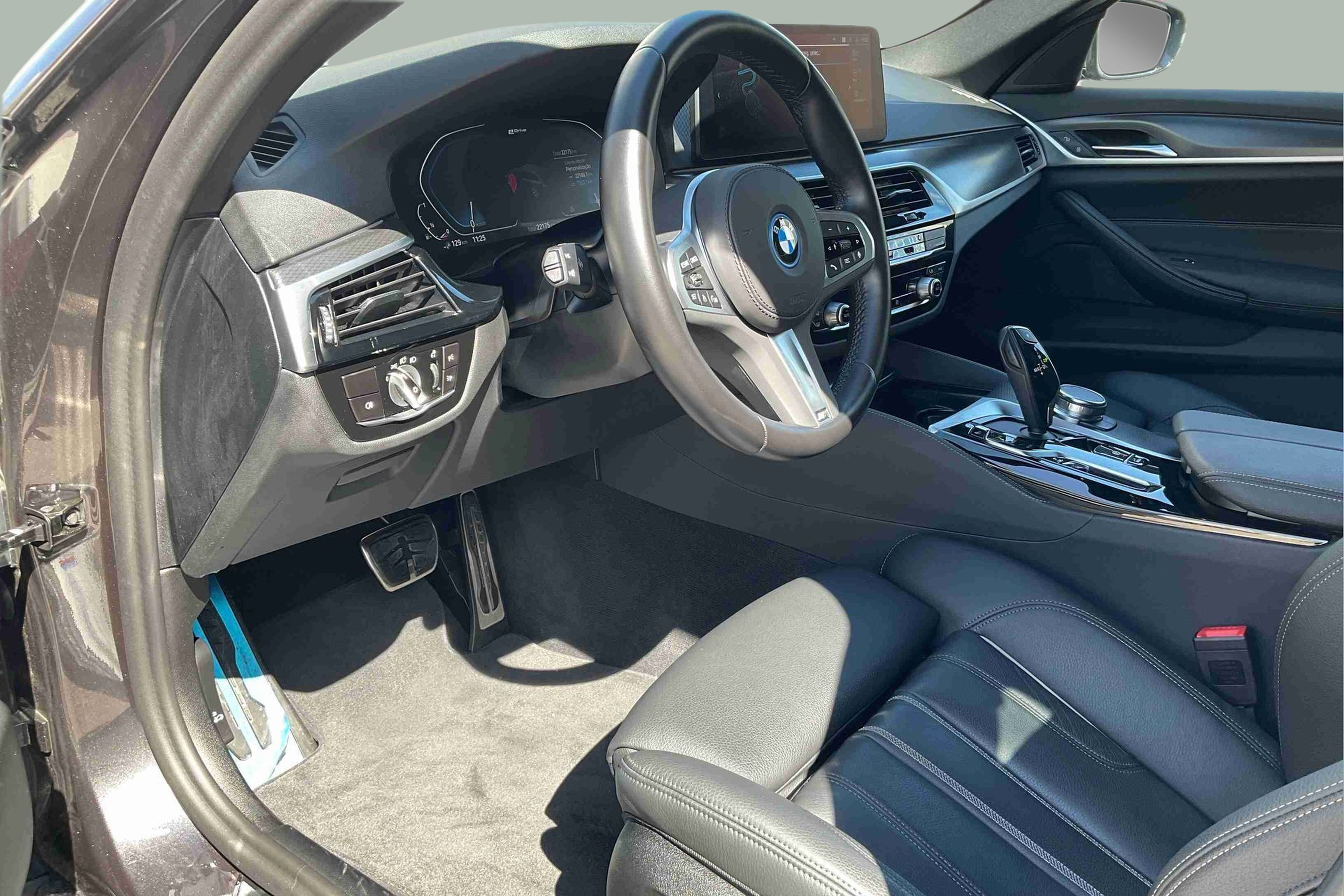 BMW Série 5 530e Touring color Gris. Año 2023. 215KW(292CV). Elétrico / Gasolina Híbrido. En concesionario Santogal Setúbal de Setúbal