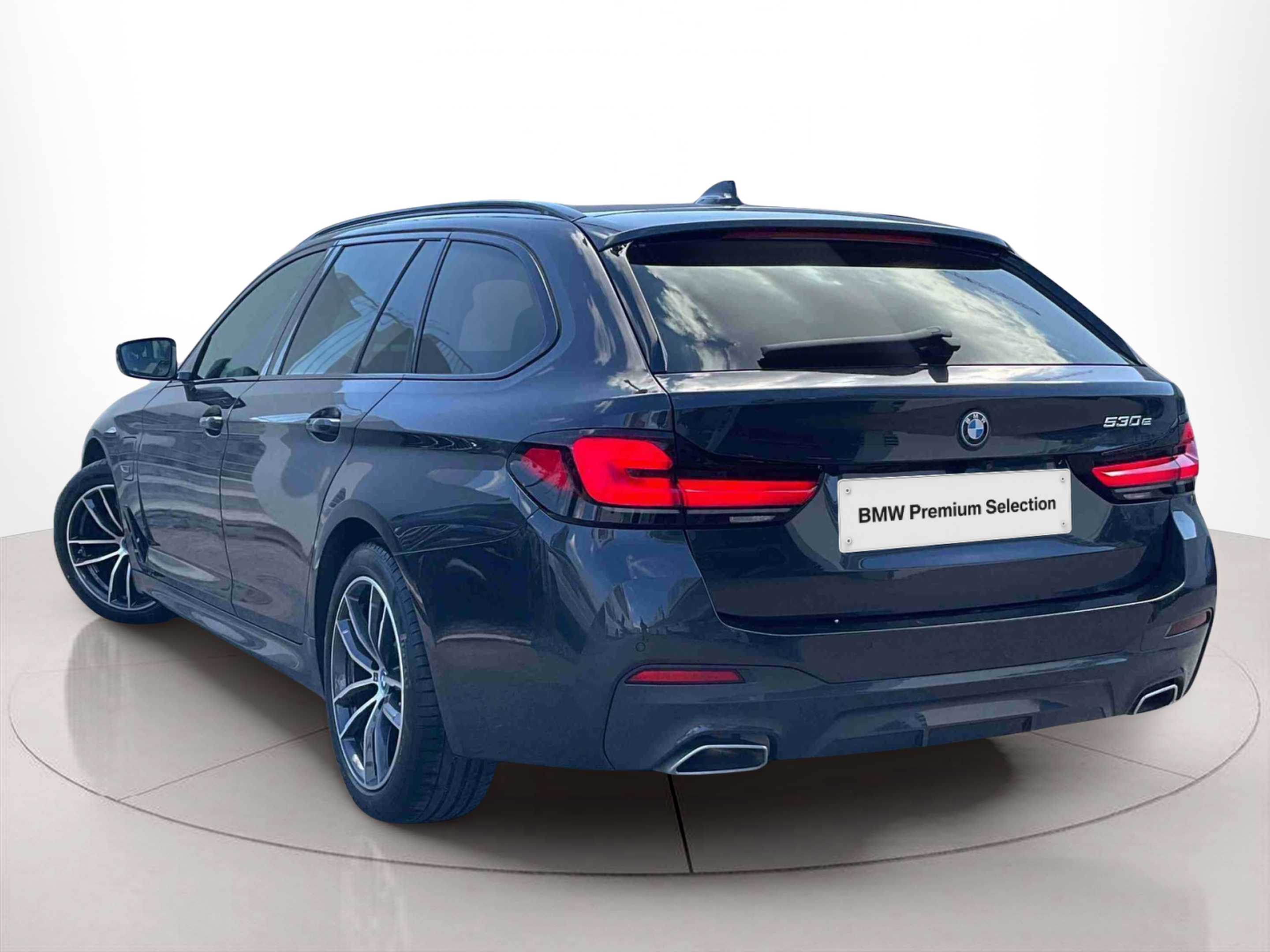 BMW Série 5 530e Touring color Gris. Año 2023. 215KW(292CV). Elétrico / Gasolina Híbrido. En concesionario Santogal Setúbal de Setúbal