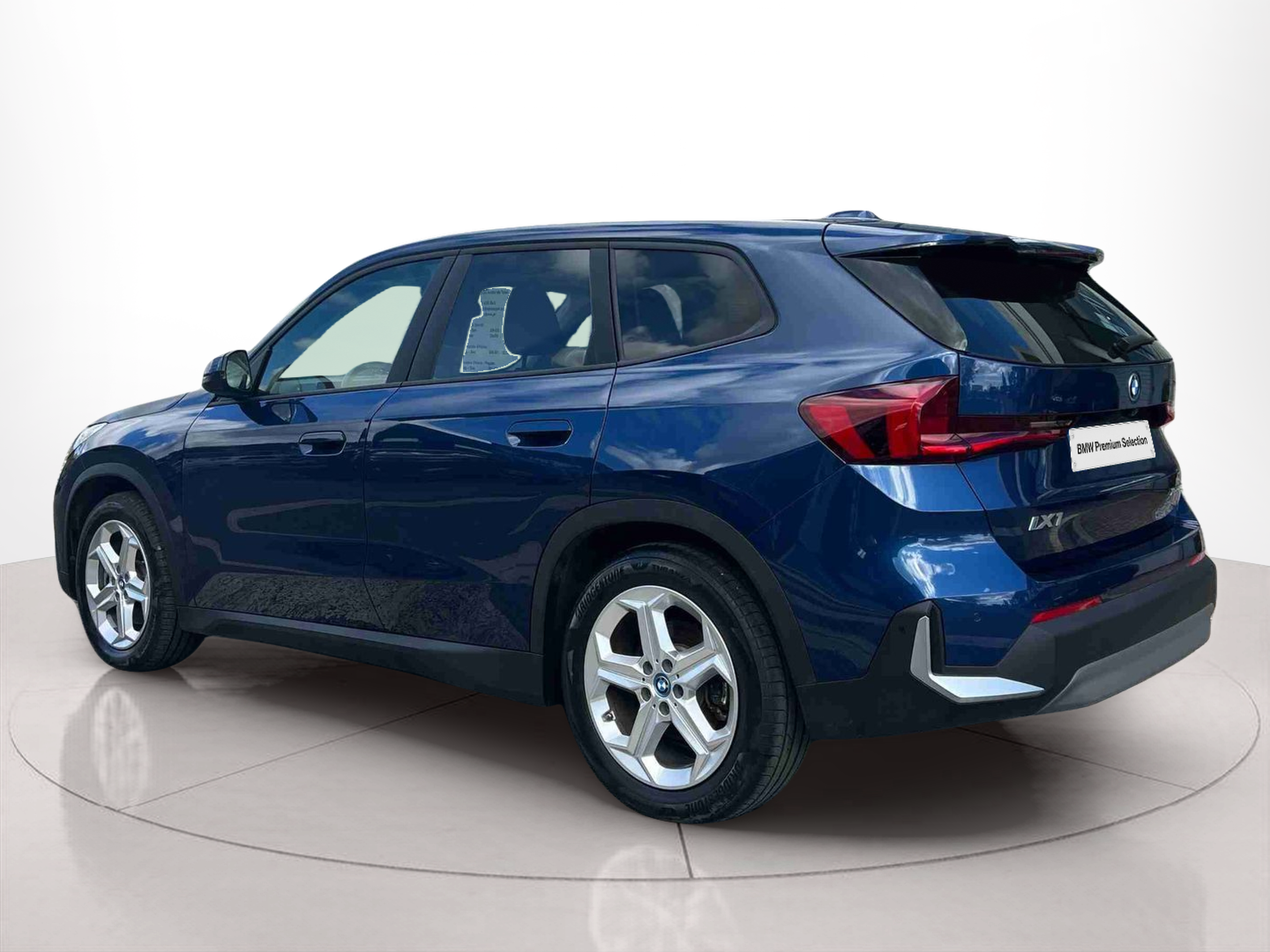 BMW iX1 xDrive30 color Azul. Año 2023. 230KW(313CV). Elétrico. En concesionario Santogal Santo Antão do Tojal de Loures