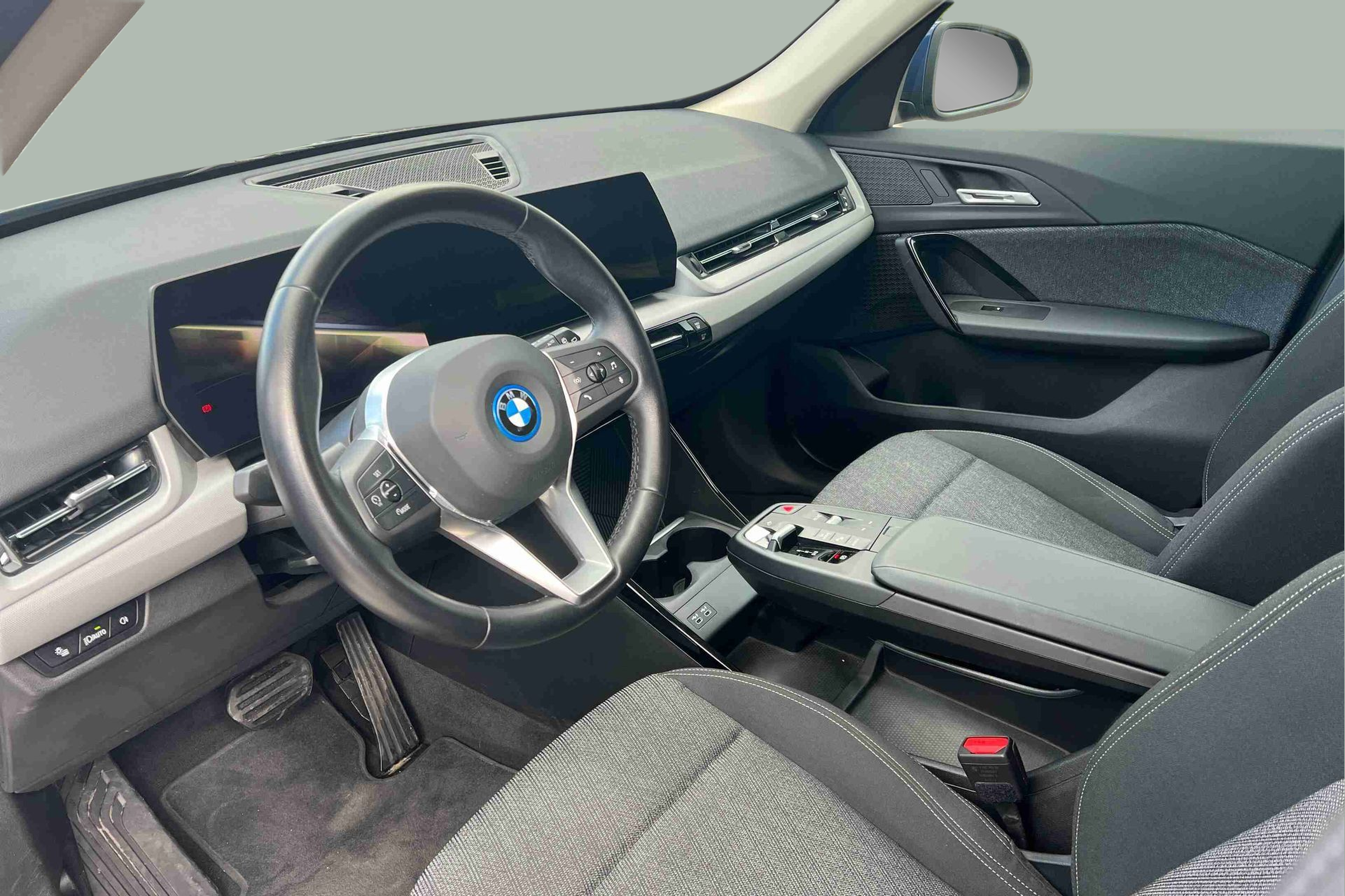 BMW iX1 xDrive30 color Azul. Año 2023. 230KW(313CV). Elétrico. En concesionario Santogal Santo Antão do Tojal de Loures