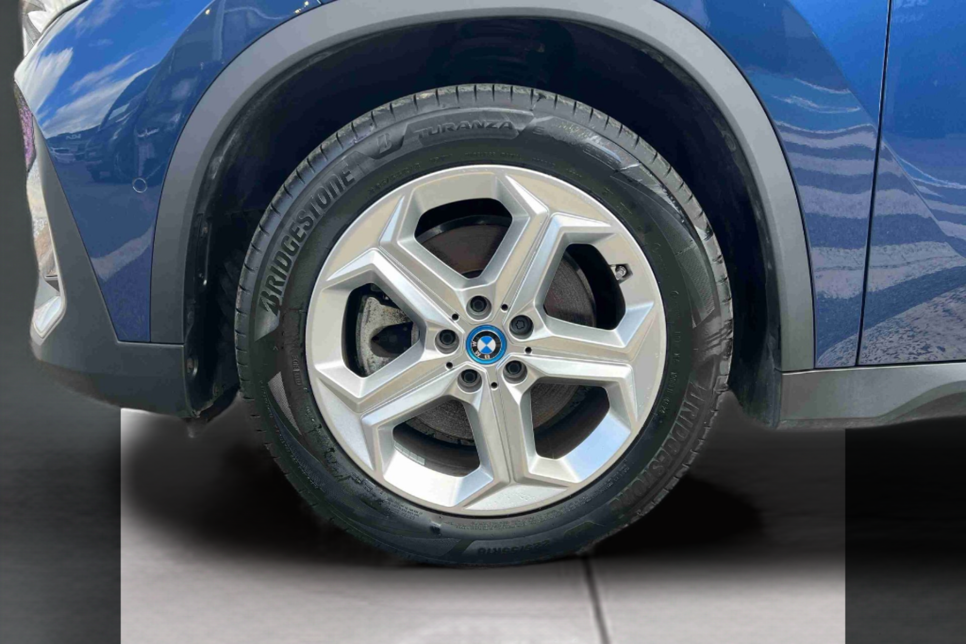BMW iX1 xDrive30 color Azul. Año 2023. 230KW(313CV). Elétrico. En concesionario Santogal Santo Antão do Tojal de Loures