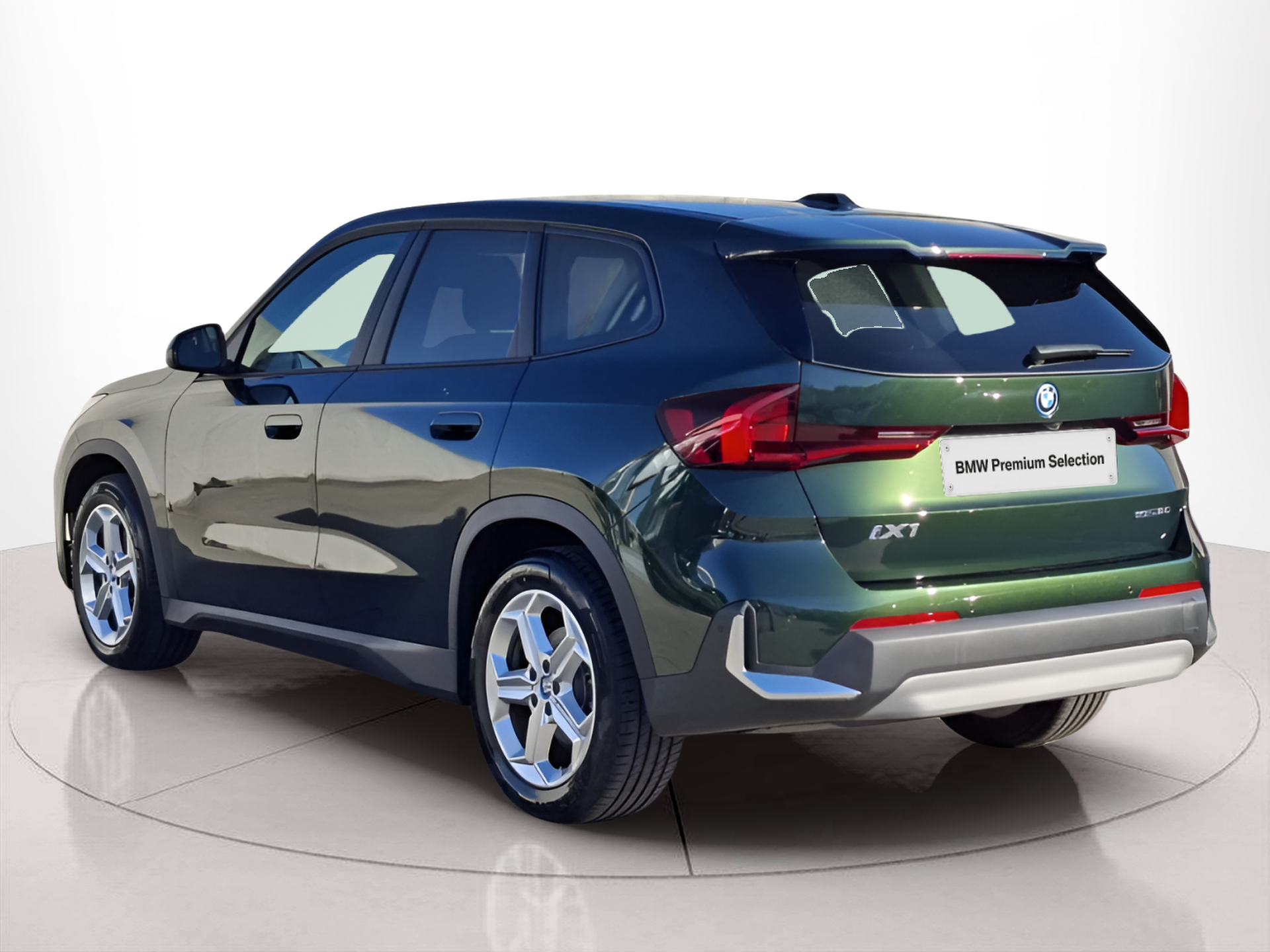 BMW iX1 eDrive20 color Verde. Año 2024. 150KW(204CV). Elétrico. En concesionario Santogal Carnaxide de Oeiras