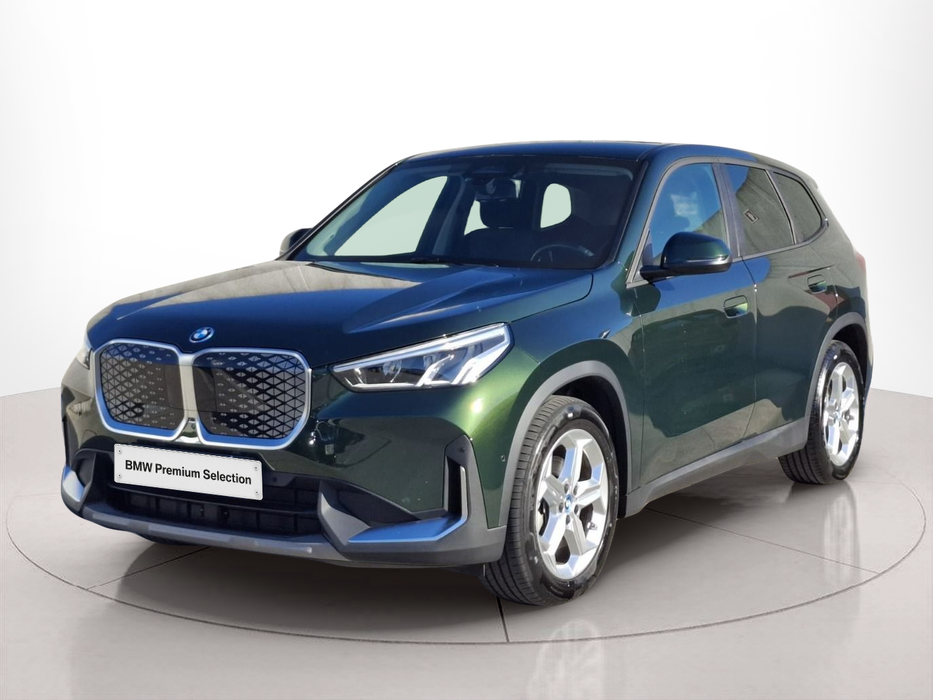 BMW iX1 eDrive20 color Verde. Año 2024. 150KW(204CV). Elétrico. En concesionario Santogal Carnaxide de Oeiras