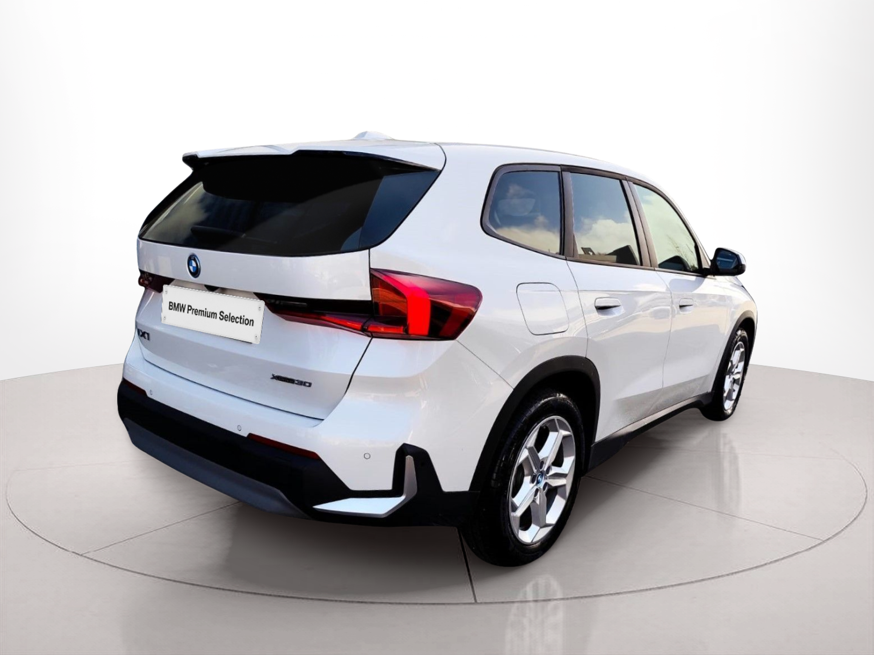 BMW iX1 xDrive30 color Blanco. Año 2023. 230KW(313CV). Elétrico. En concesionario Santogal Oeiras de Oeiras