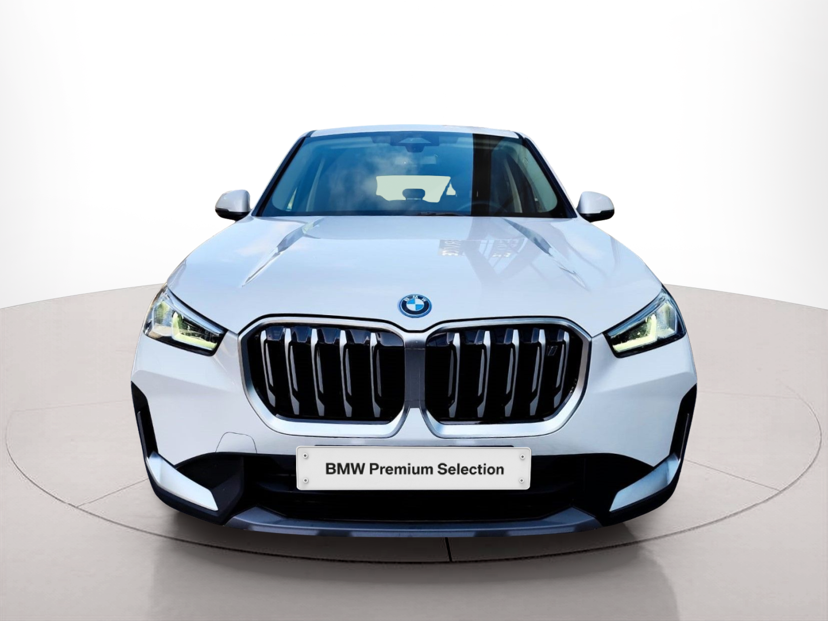 Fotos de BMW iX1 xDrive30 color Blanco. Año 2023. 230KW(313CV). Elétrico. En concesionario Santogal Oeiras de Oeiras