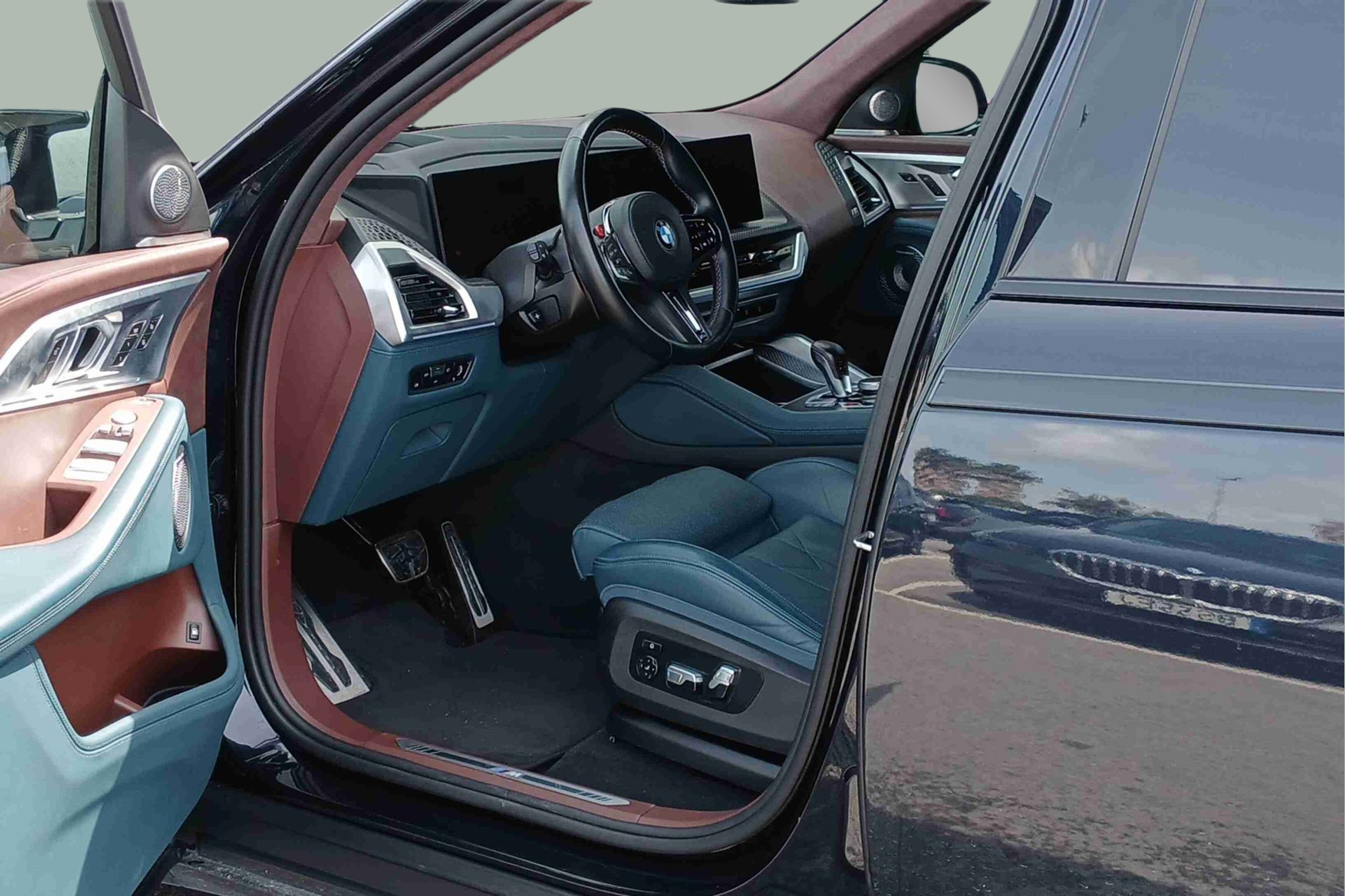 BMW XM 4.4 PHEV color Negro. Año 2023. 480KW(653CV). Elétrico / Gasolina Híbrido. En concesionario Santogal Seixal de Seixal