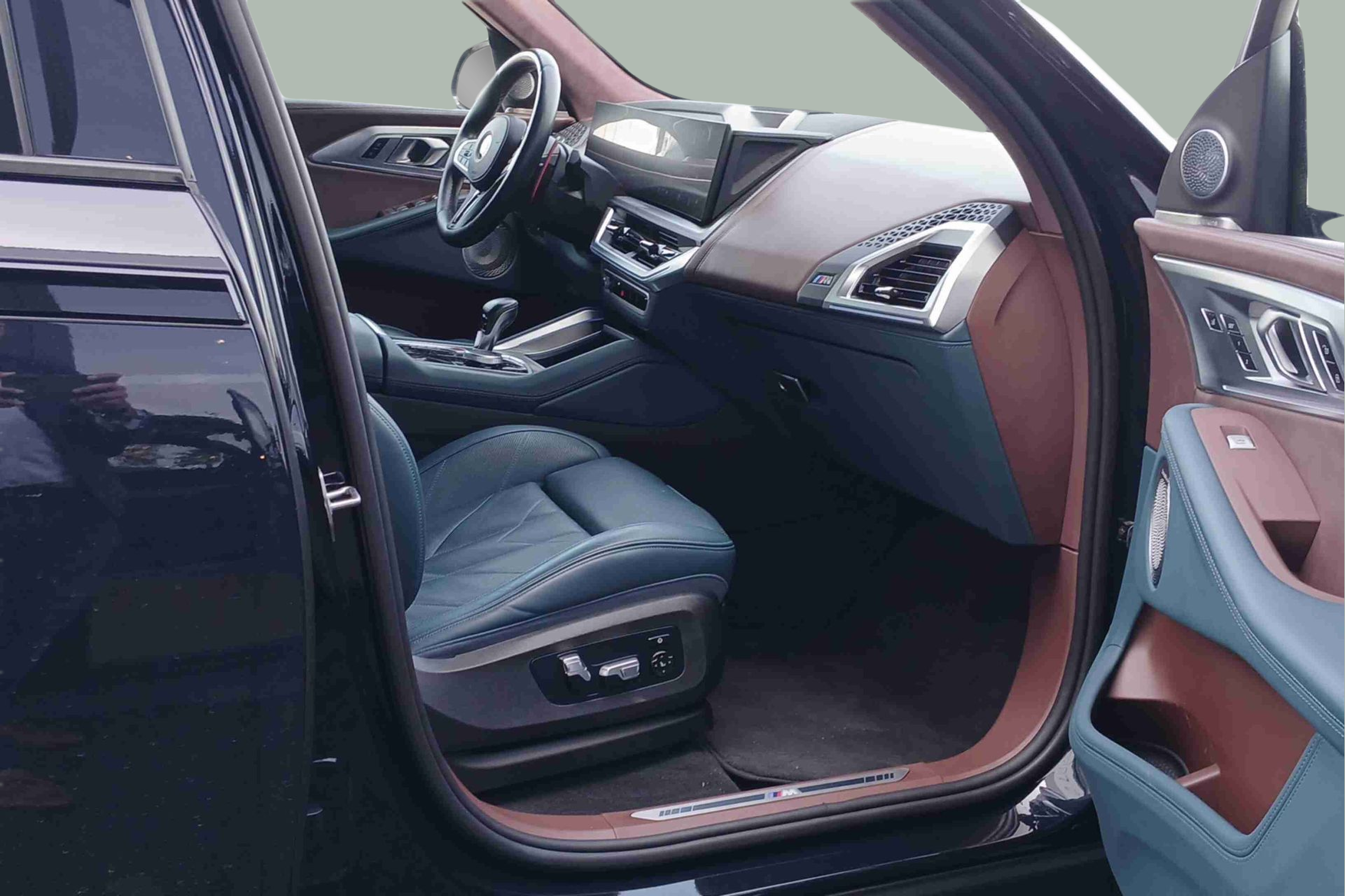 BMW XM 4.4 PHEV color Negro. Año 2023. 480KW(653CV). Elétrico / Gasolina Híbrido. En concesionario Santogal Seixal de Seixal