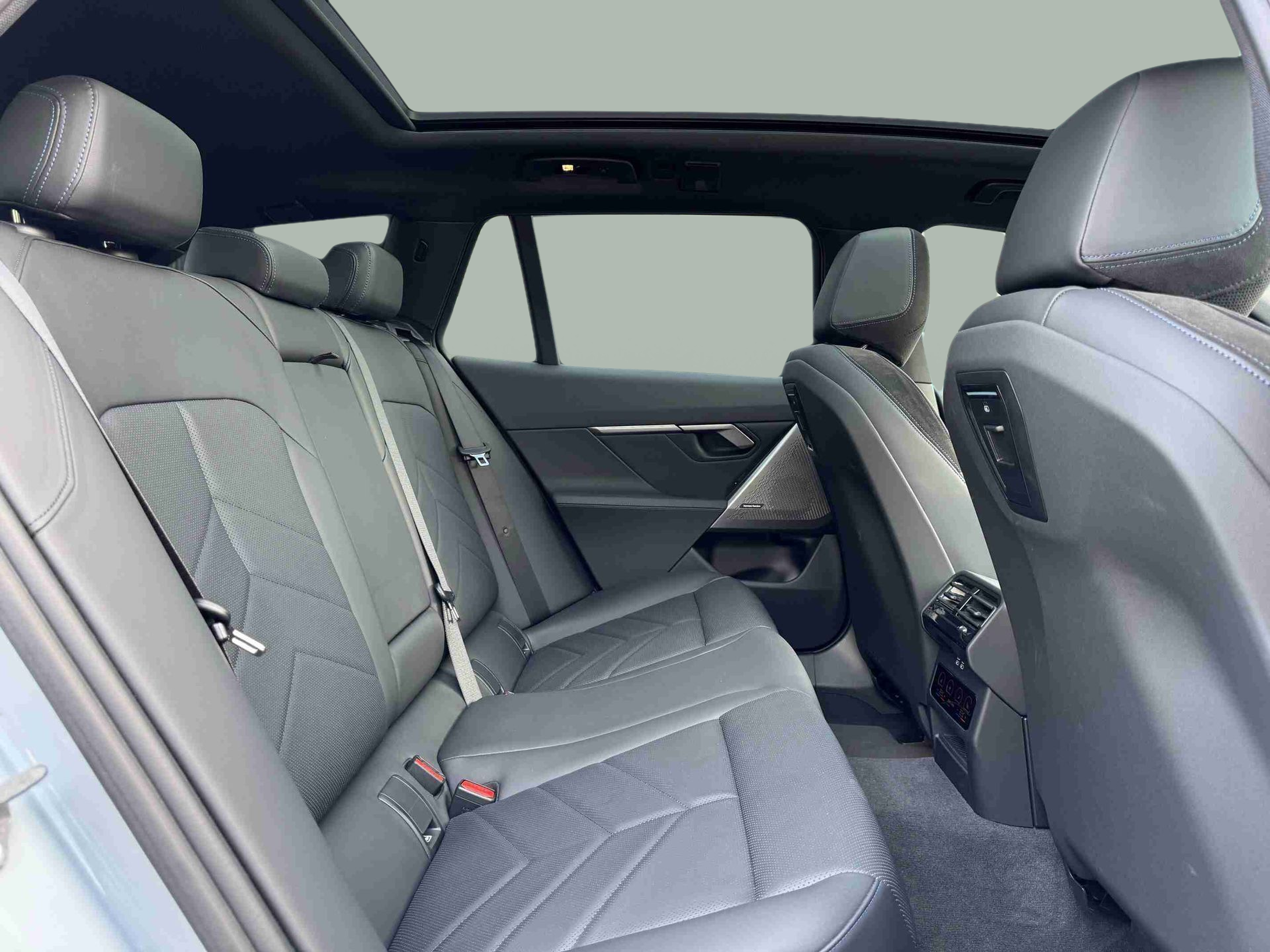 BMW i5 eDrive40 color Gris. Año 2024. 250KW(340CV). Elétrico. En concesionario Santogal Oeiras de Oeiras