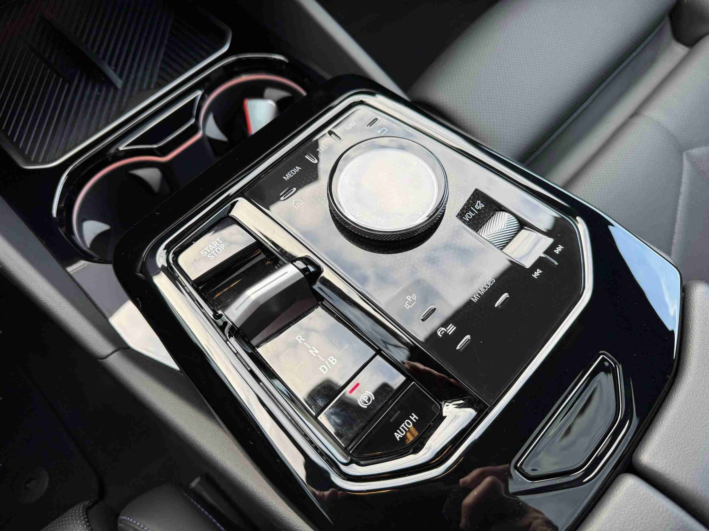 BMW i5 eDrive40 color Gris. Año 2024. 250KW(340CV). Elétrico. En concesionario Santogal Oeiras de Oeiras