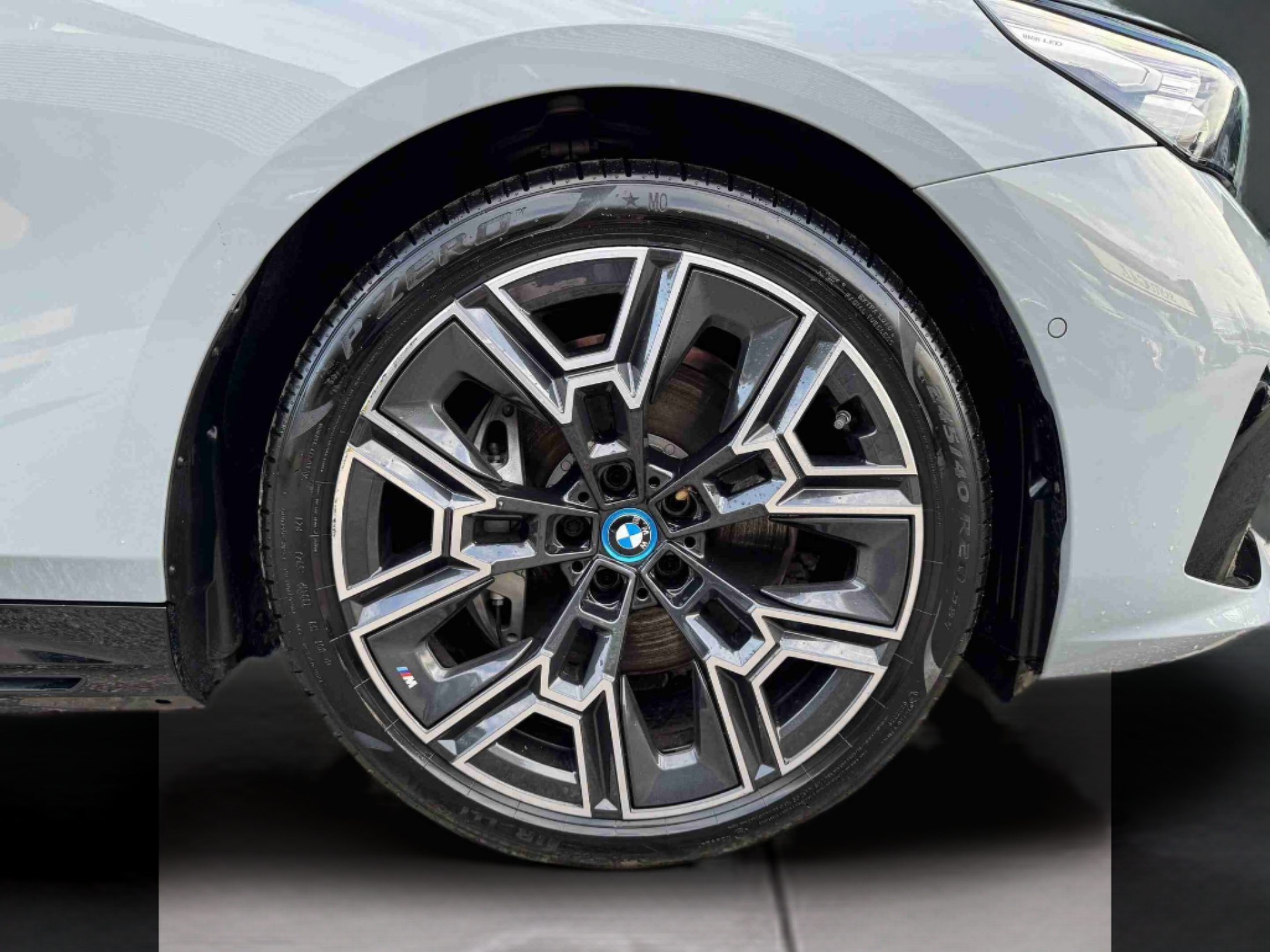 BMW i5 eDrive40 color Gris. Año 2024. 250KW(340CV). Elétrico. En concesionario Santogal Oeiras de Oeiras