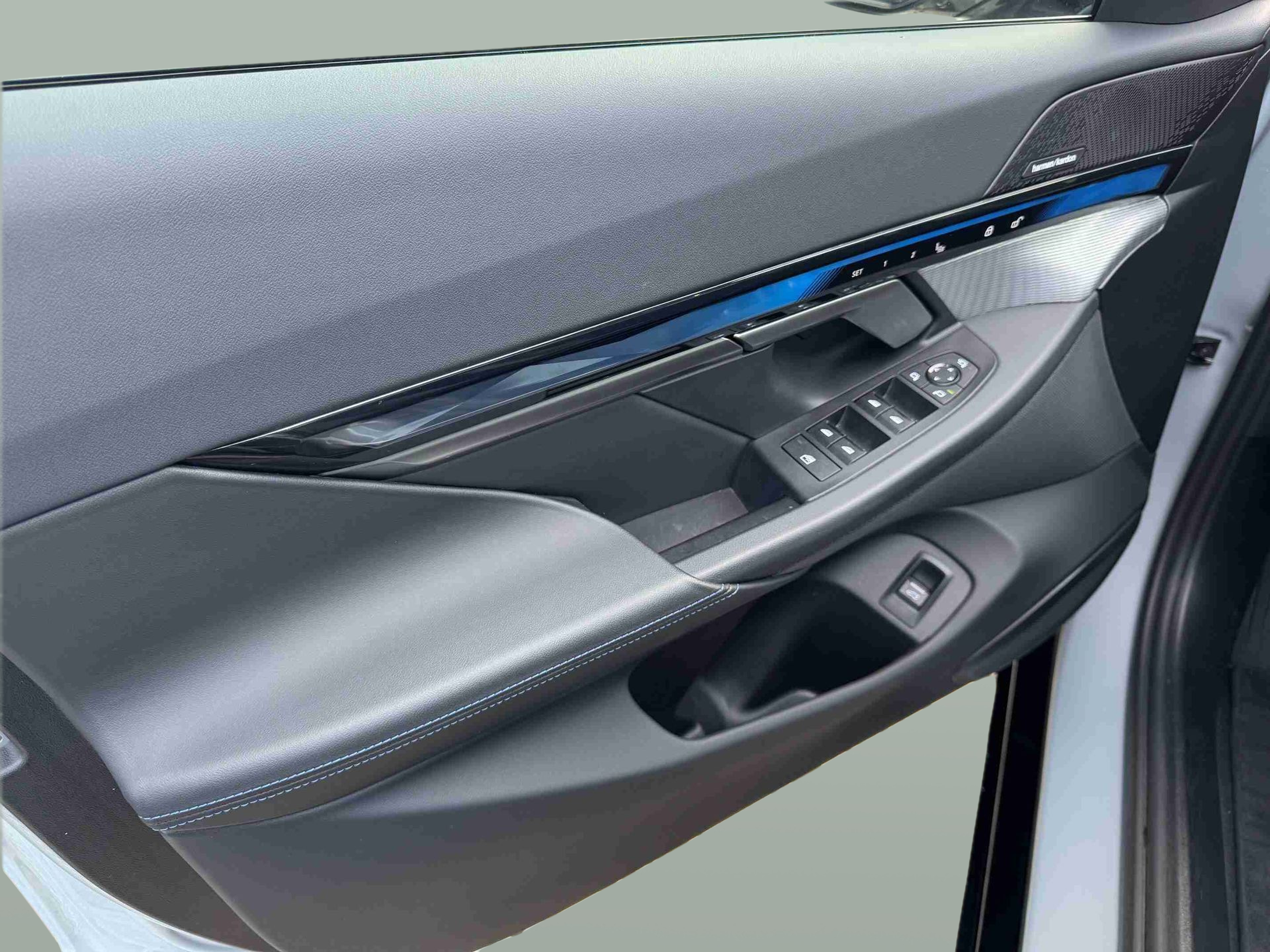 BMW i5 eDrive40 color Gris. Año 2024. 250KW(340CV). Elétrico. En concesionario Santogal Oeiras de Oeiras