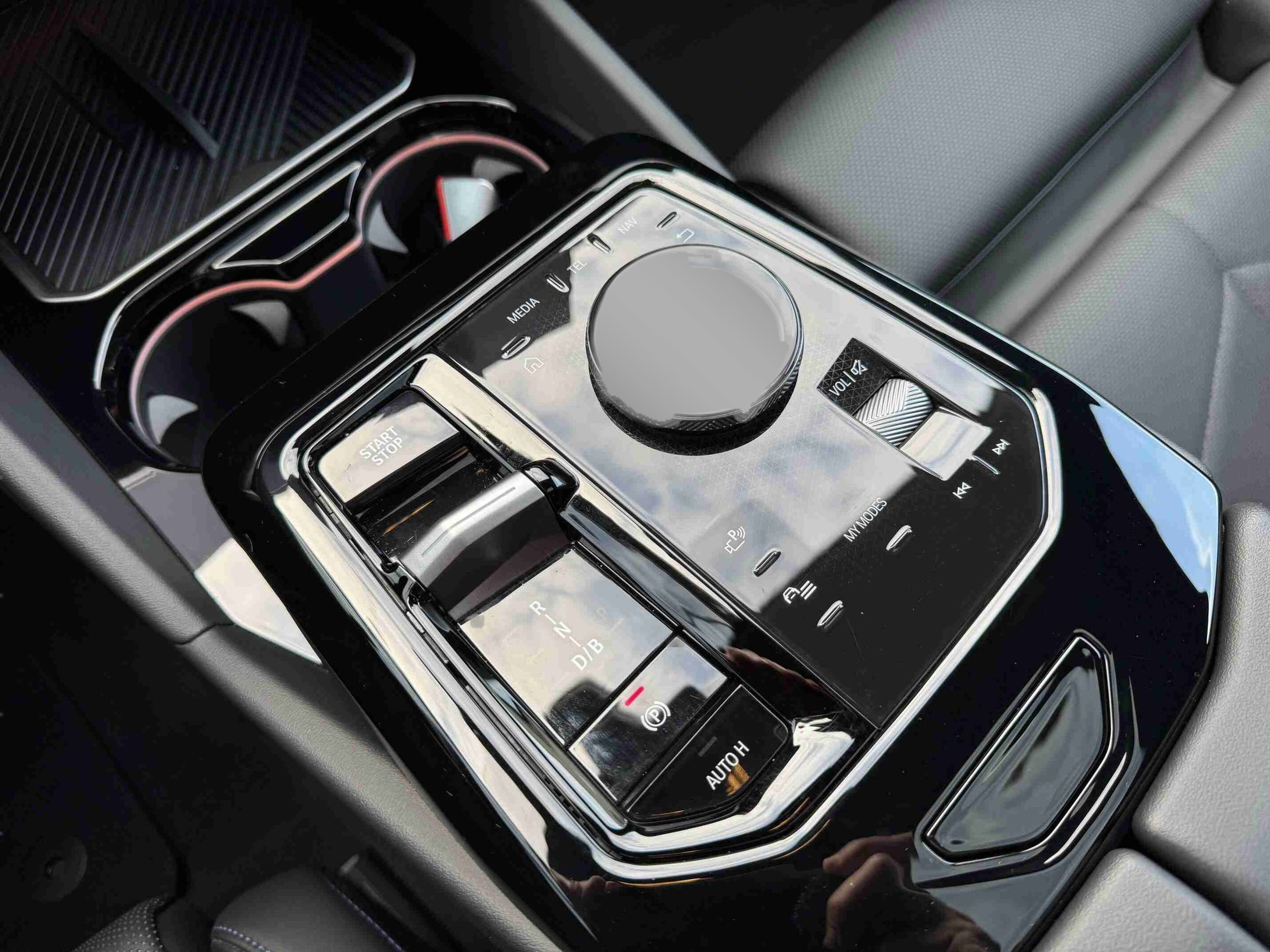 BMW i5 eDrive40 color Gris. Año 2024. 250KW(340CV). Elétrico. En concesionario Santogal Oeiras de Oeiras