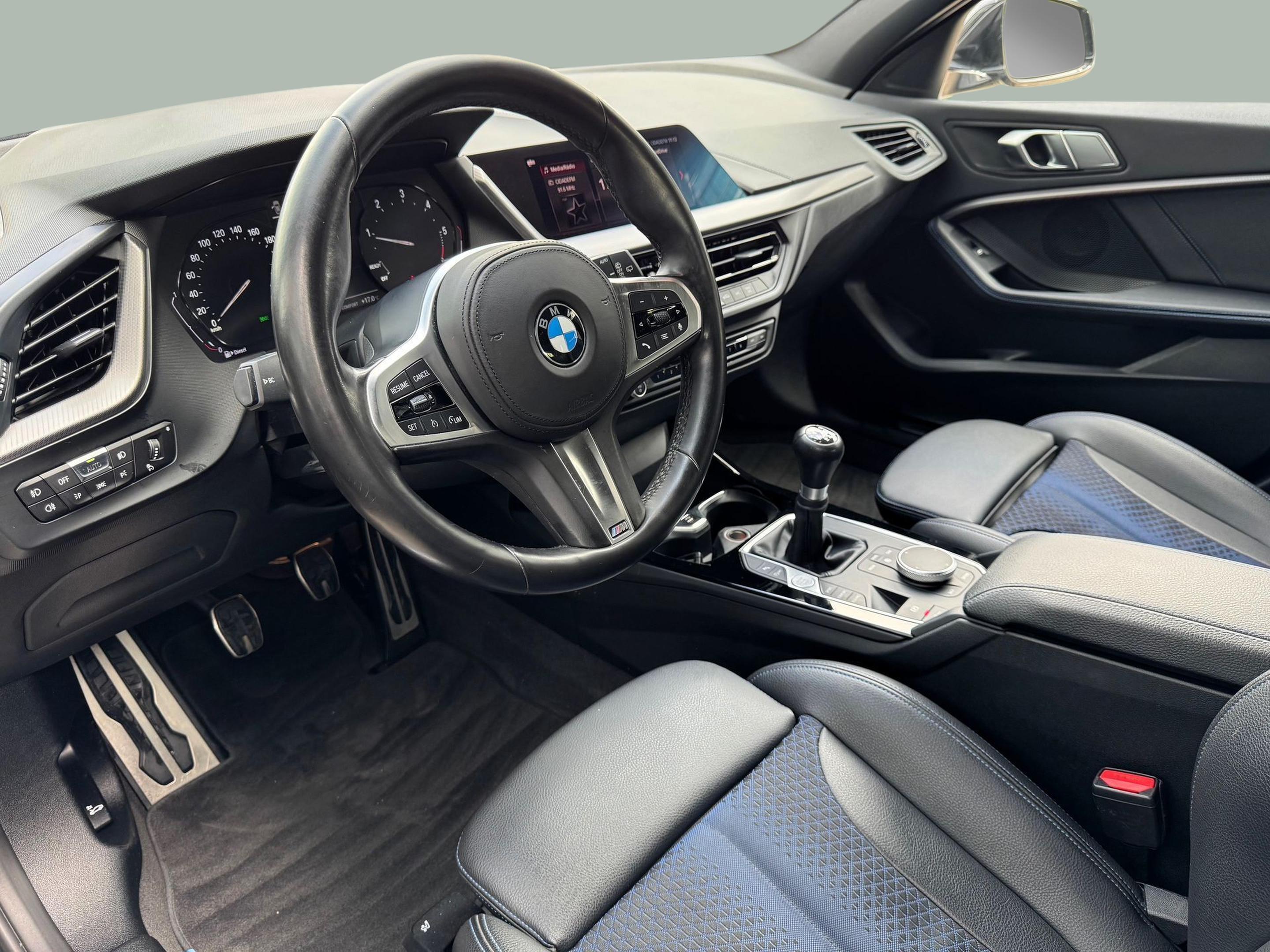 BMW Série 1 116d color Gris. Año 2021. 85KW(116CV). Diesel. En concesionario Santogal Oeiras de Oeiras
