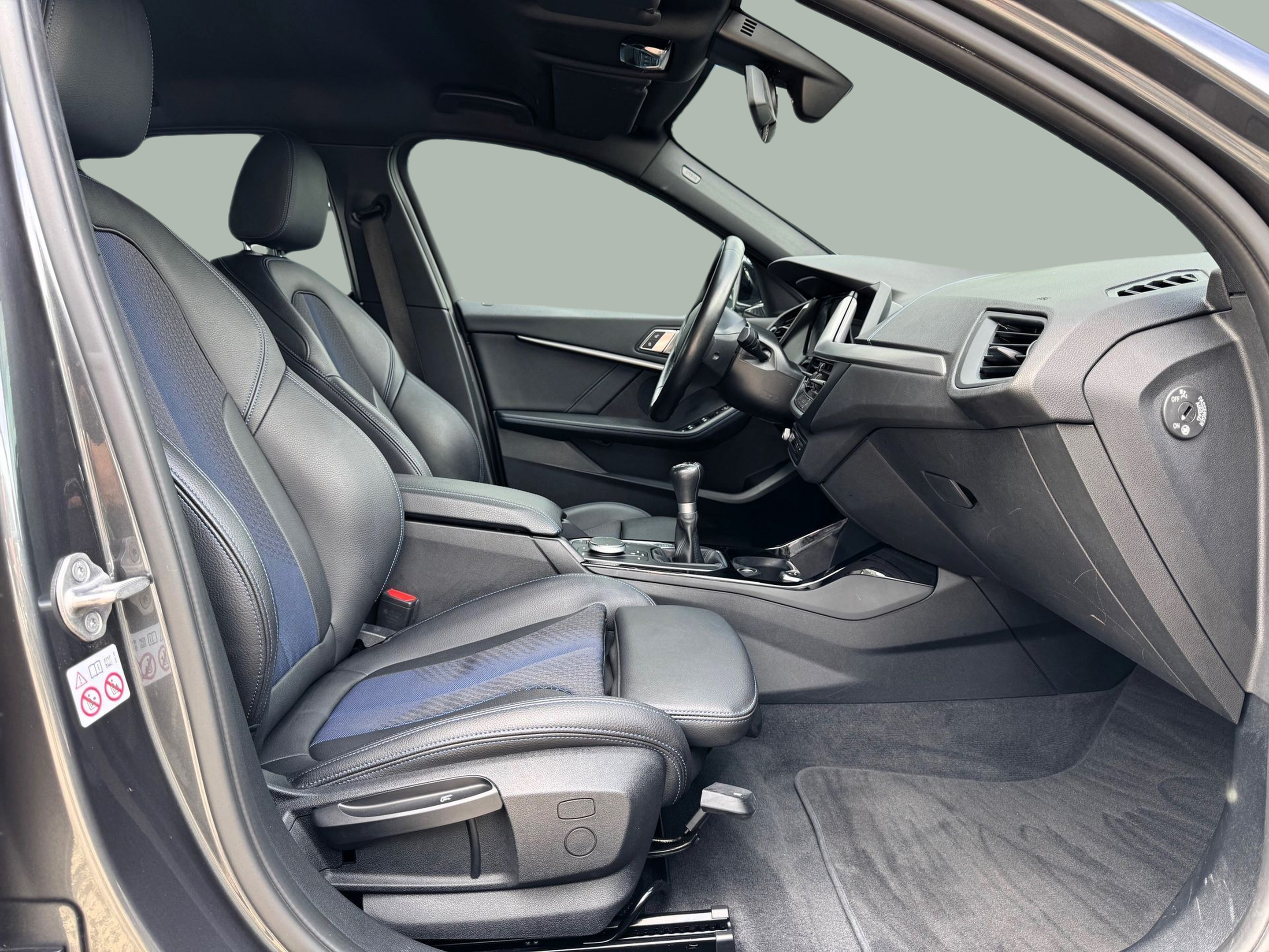 BMW Série 1 116d color Gris. Año 2021. 85KW(116CV). Diesel. En concesionario Santogal Oeiras de Oeiras