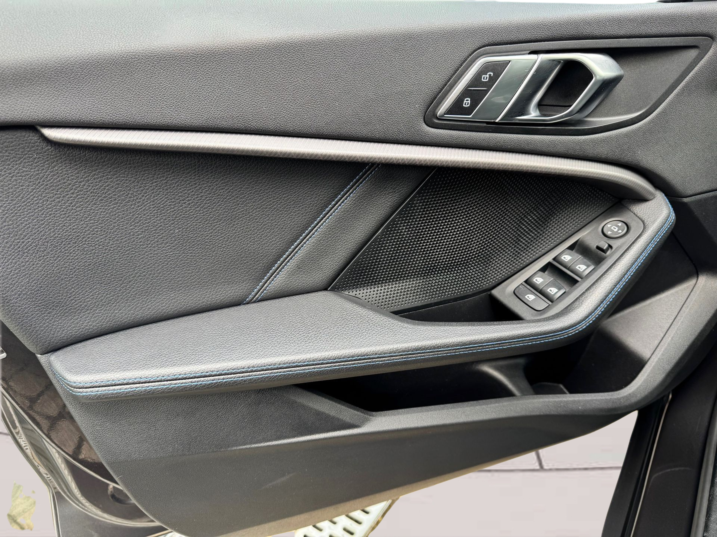 BMW Série 1 116d color Gris. Año 2021. 85KW(116CV). Diesel. En concesionario Santogal Oeiras de Oeiras