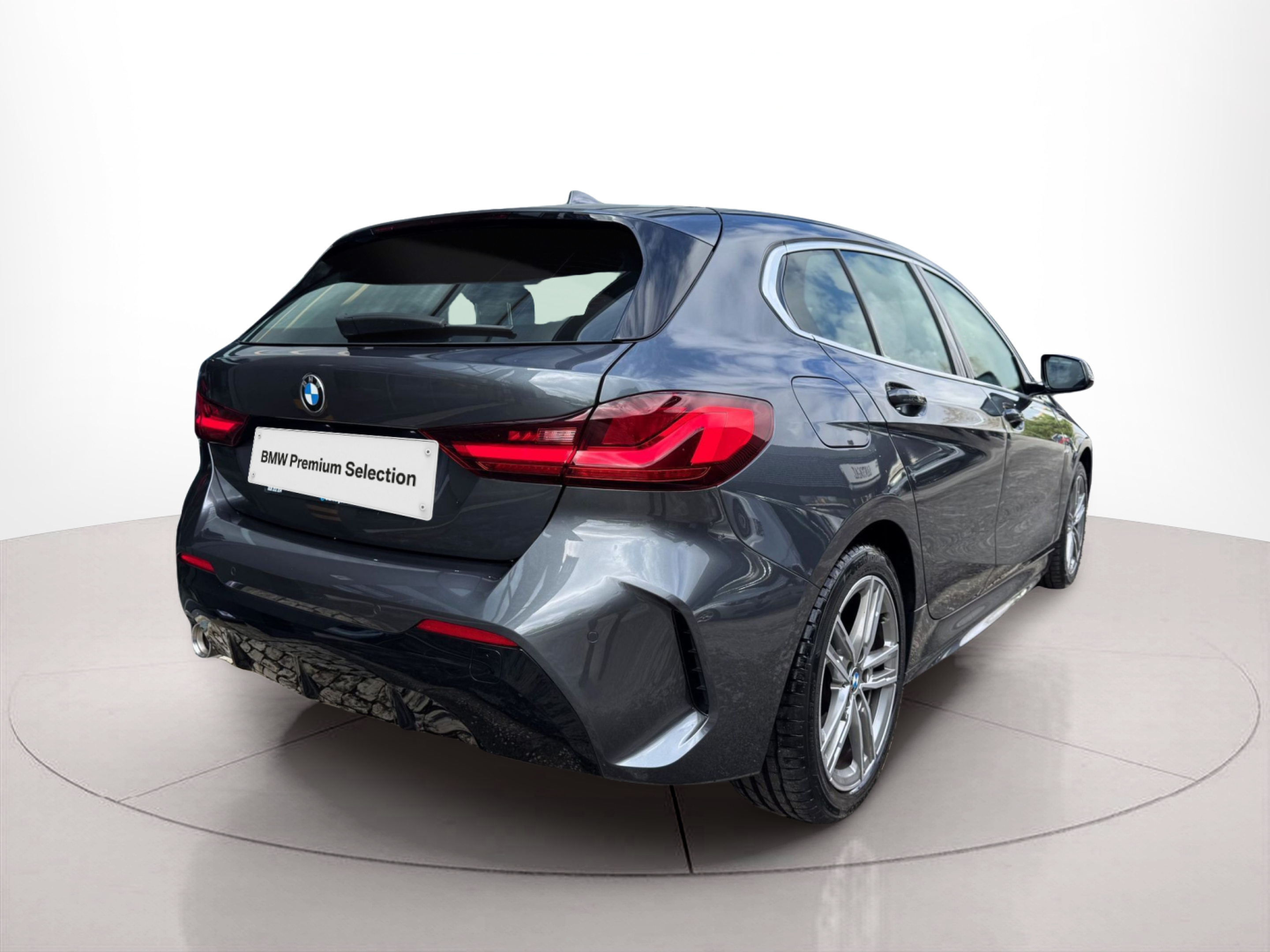 BMW Série 1 116d color Gris. Año 2021. 85KW(116CV). Diesel. En concesionario Santogal Oeiras de Oeiras
