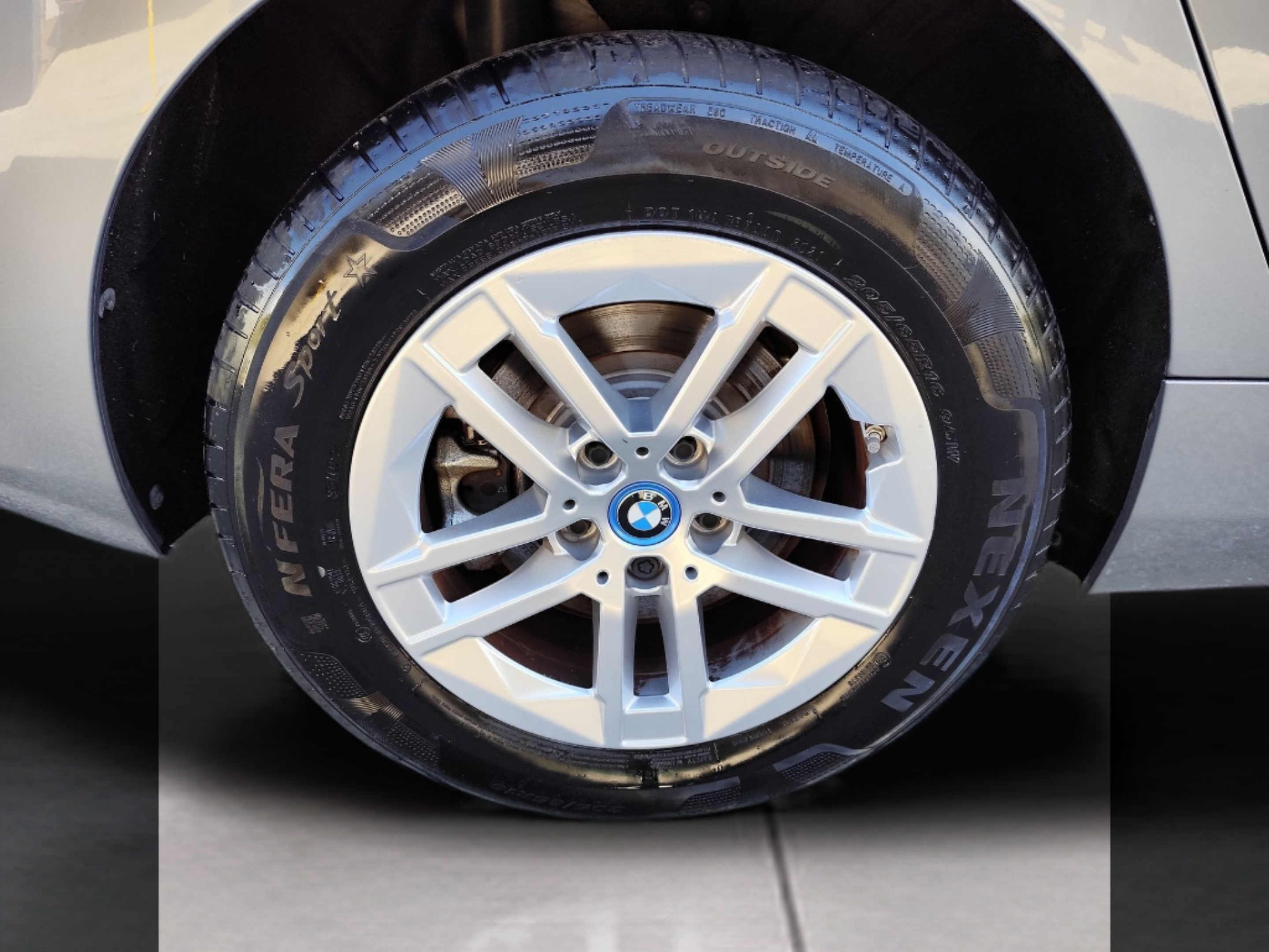 BMW Série 2 225xe Active Tourer color Gris. Año 2023. 180KW(245CV). Elétrico / Gasolina Híbrido. En concesionario Santogal Oeiras de Oeiras