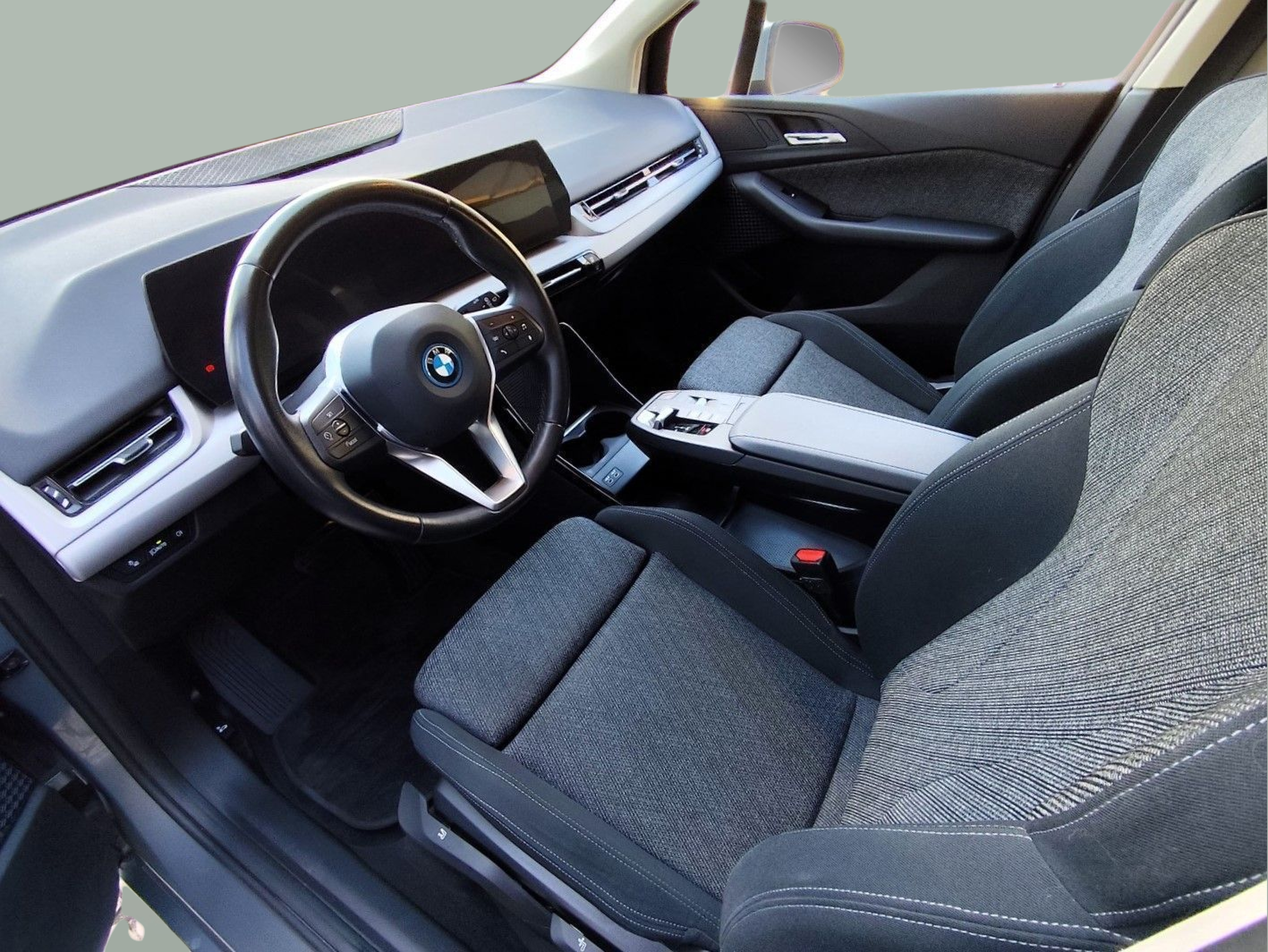 BMW Série 2 225xe Active Tourer color Gris. Año 2023. 180KW(245CV). Elétrico / Gasolina Híbrido. En concesionario Santogal Oeiras de Oeiras