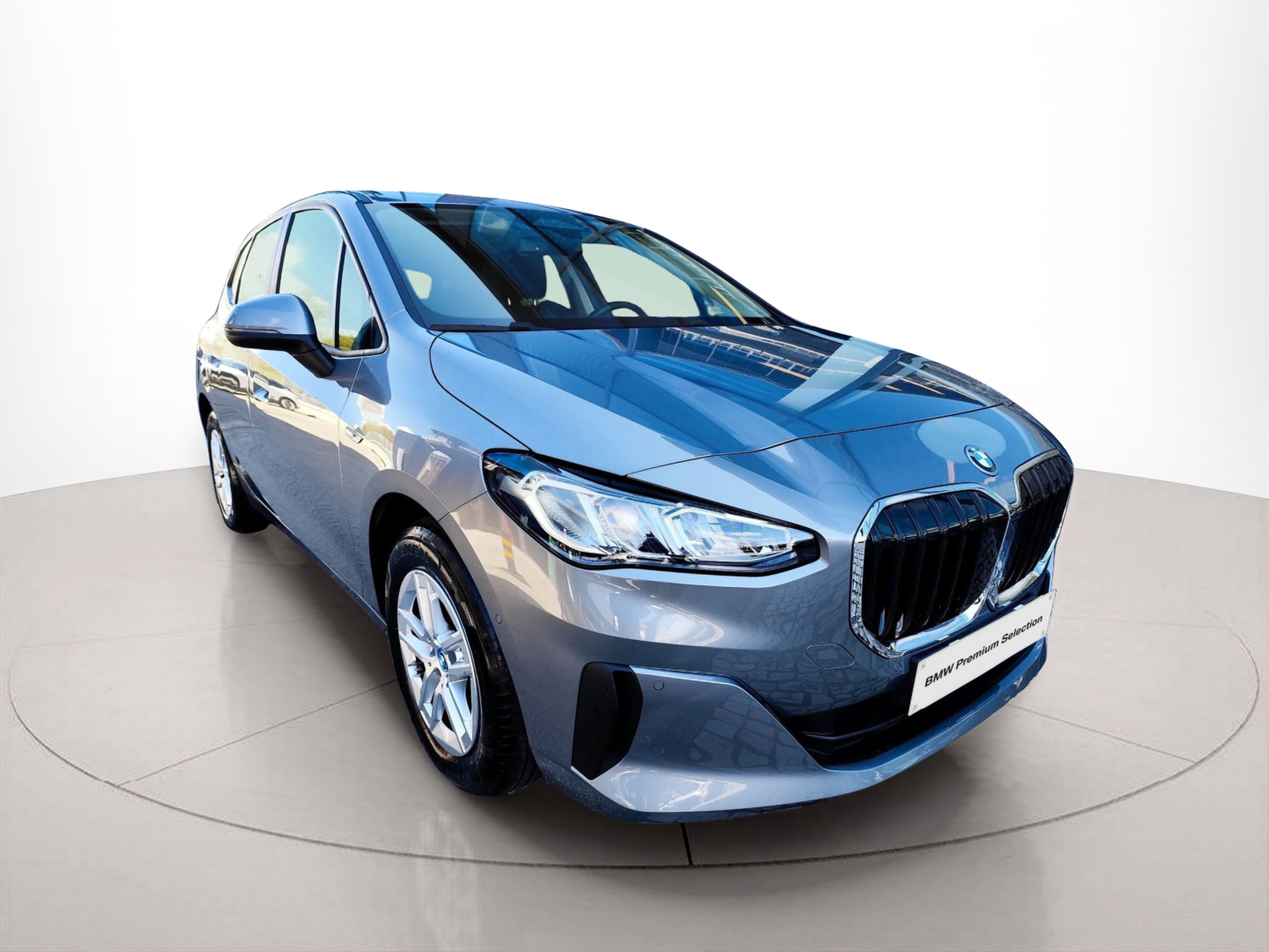 Fotos de BMW Série 2 225xe Active Tourer color Gris. Año 2023. 180KW(245CV). Elétrico / Gasolina Híbrido. En concesionario Santogal Oeiras de Oeiras