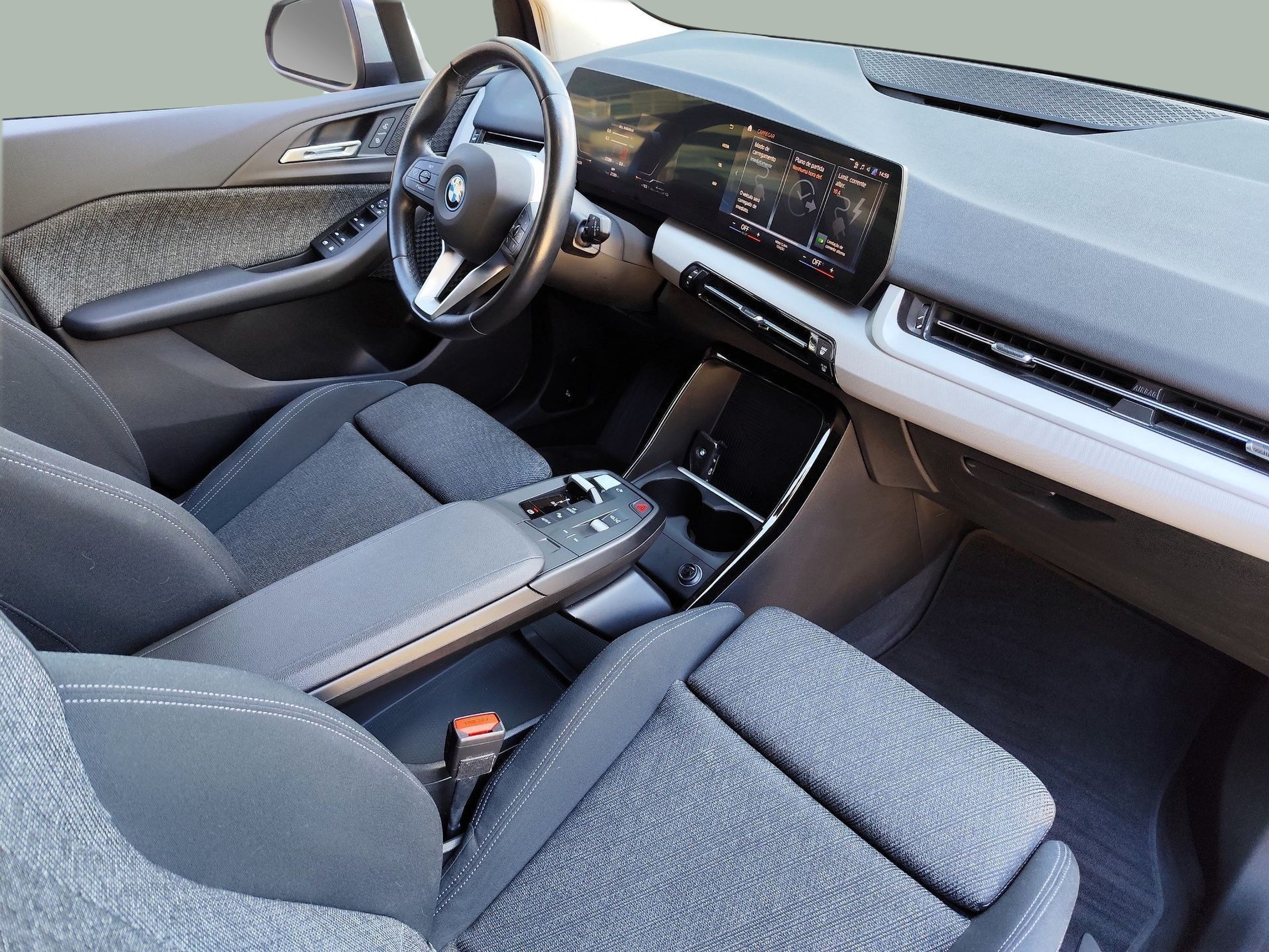 BMW Série 2 225xe Active Tourer color Gris. Año 2023. 180KW(245CV). Elétrico / Gasolina Híbrido. En concesionario Santogal Oeiras de Oeiras