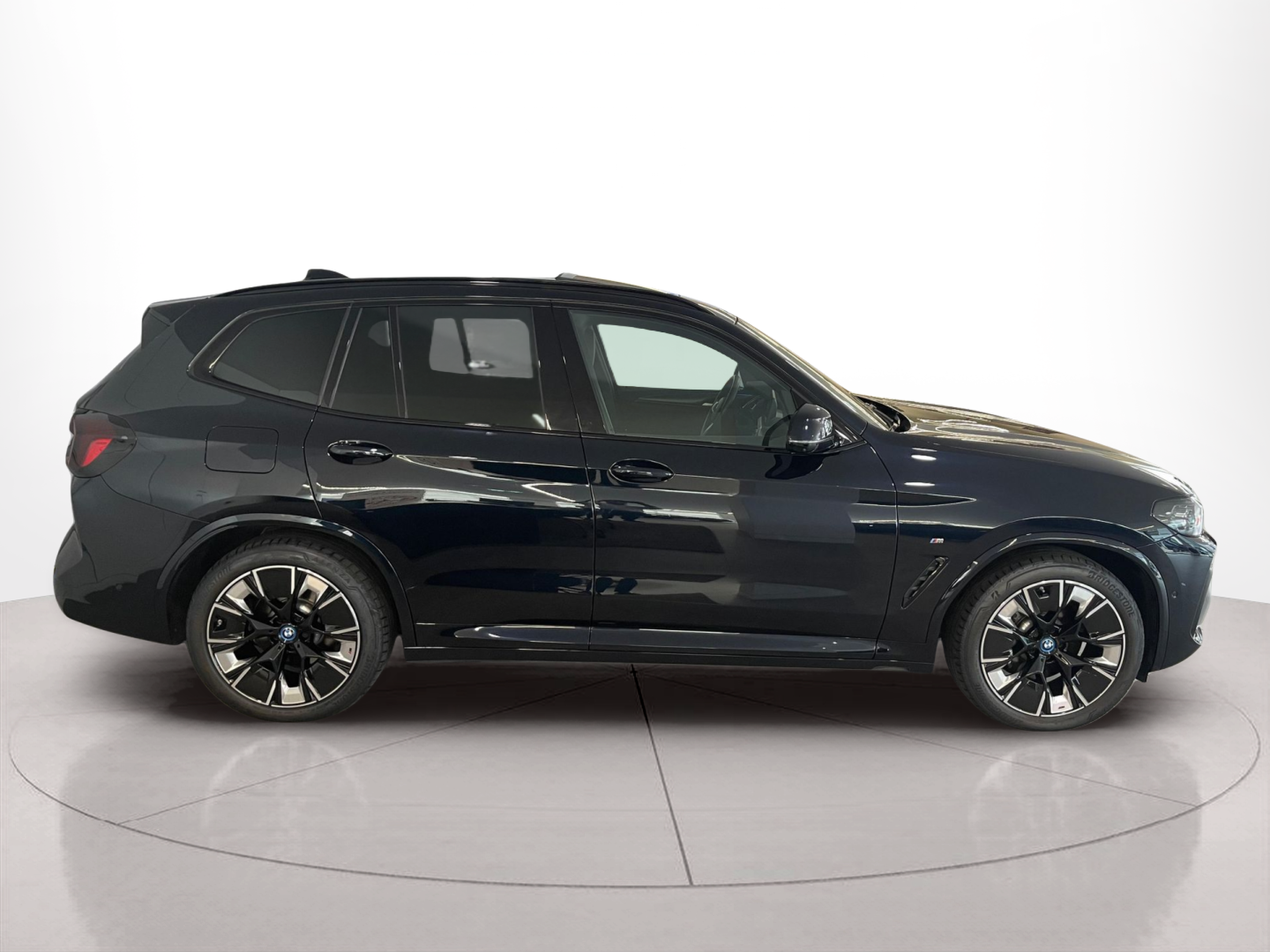 Fotos de BMW iX3 iX3 80 kWh color Negro. Año 2024. 210KW(286CV). Elétrico. En concesionario Santogal Carnaxide de Oeiras