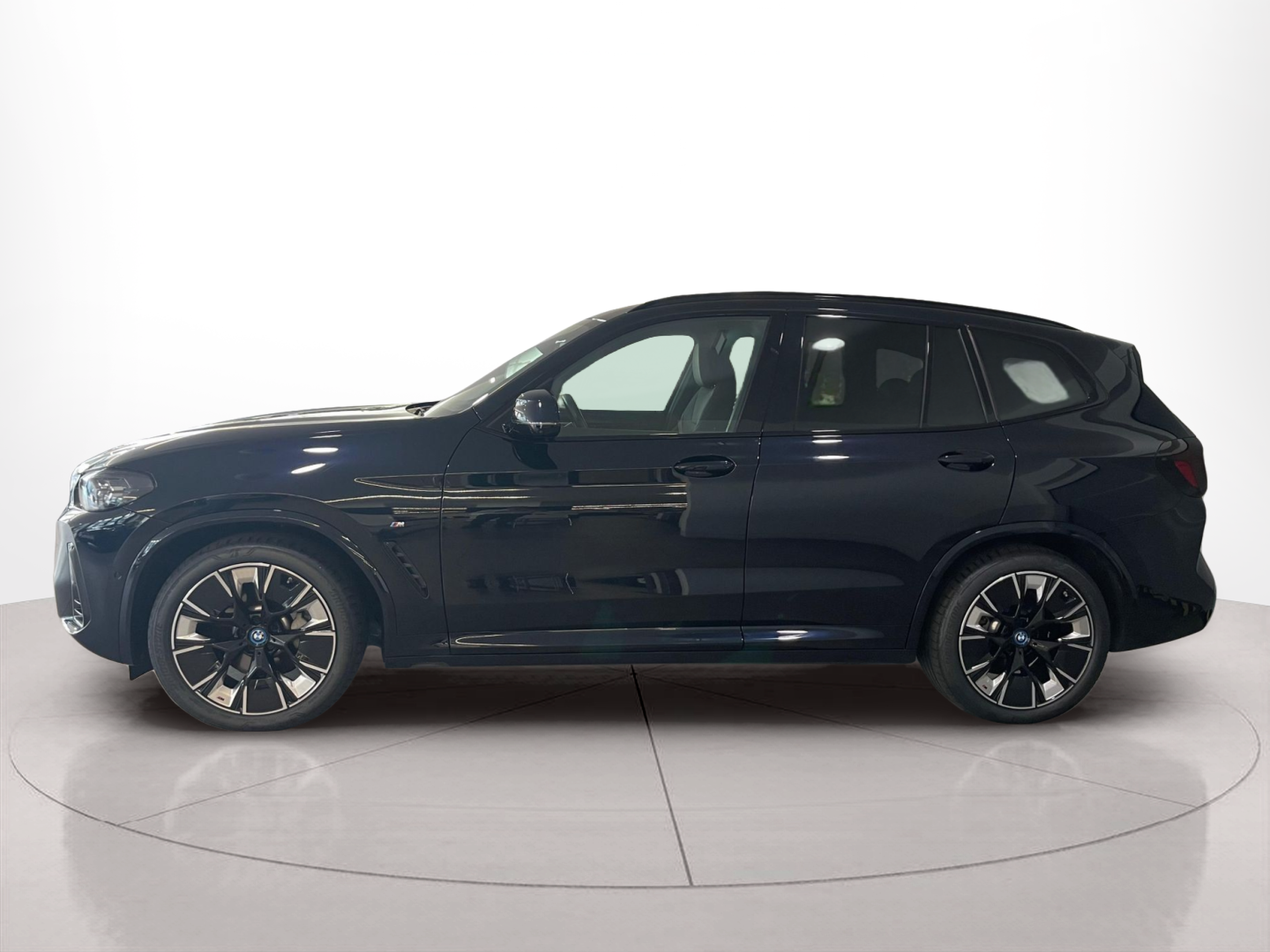 BMW iX3 iX3 80 kWh color Negro. Año 2024. 210KW(286CV). Elétrico. En concesionario Santogal Carnaxide de Oeiras