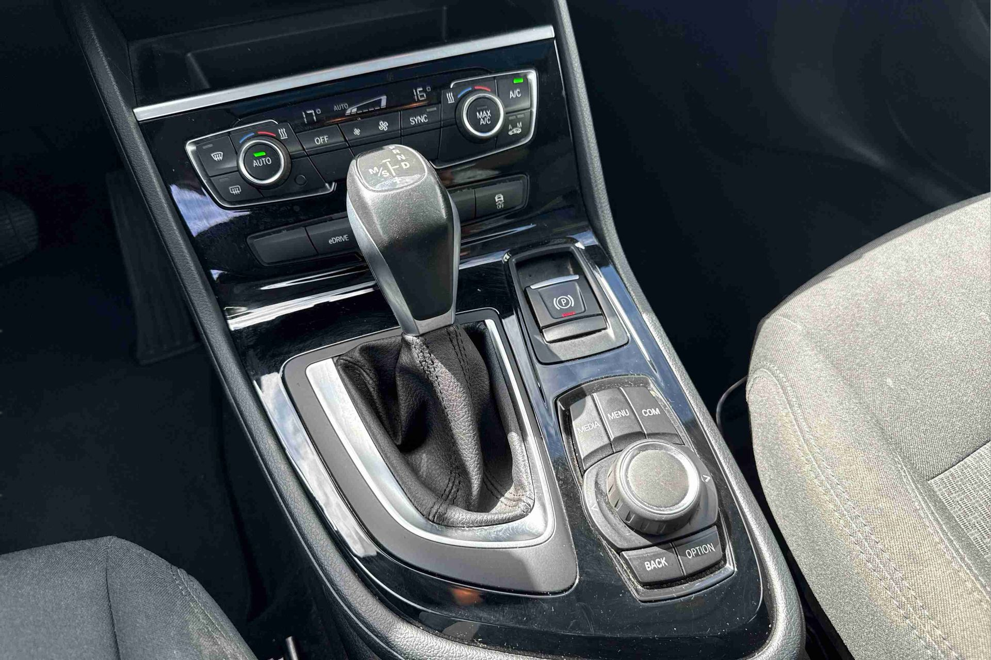 BMW Série 2 225xe Active Tourer color Negro. Año 2020. 165KW(224CV). Elétrico / Gasolina Híbrido. En concesionario Santogal Praça de Espanha - Lisboa de Lisboa