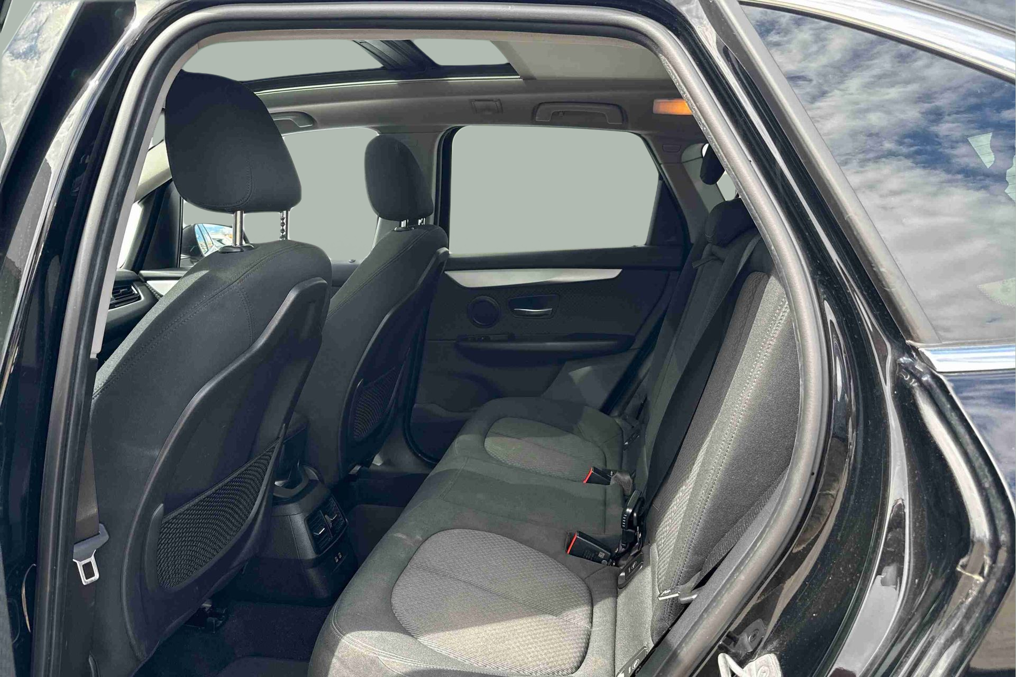 BMW Série 2 225xe Active Tourer color Negro. Año 2020. 165KW(224CV). Elétrico / Gasolina Híbrido. En concesionario Santogal Praça de Espanha - Lisboa de Lisboa