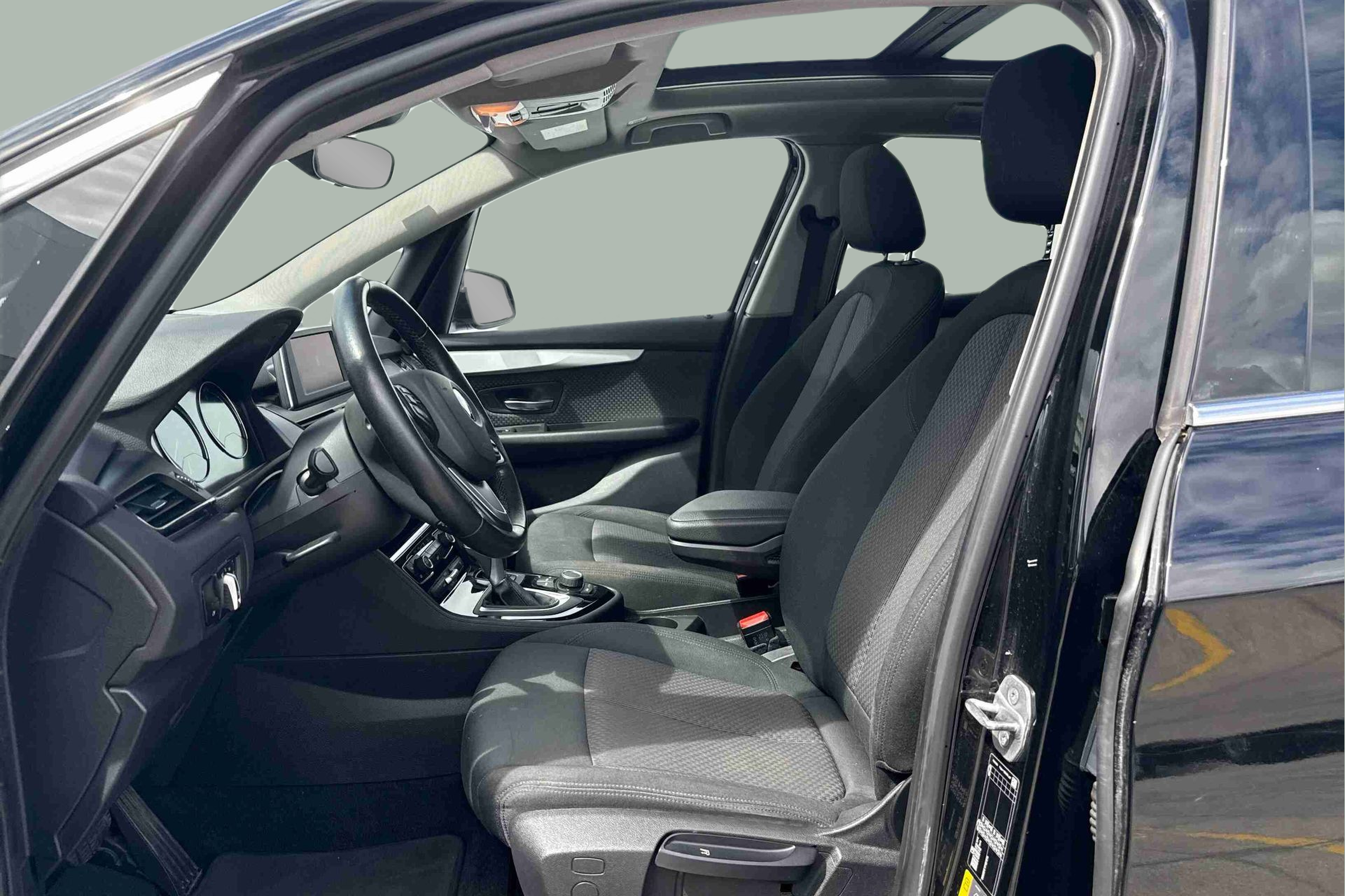 Fotos de BMW Série 2 225xe Active Tourer color Negro. Año 2020. 165KW(224CV). Elétrico / Gasolina Híbrido. En concesionario Santogal Praça de Espanha - Lisboa de Lisboa