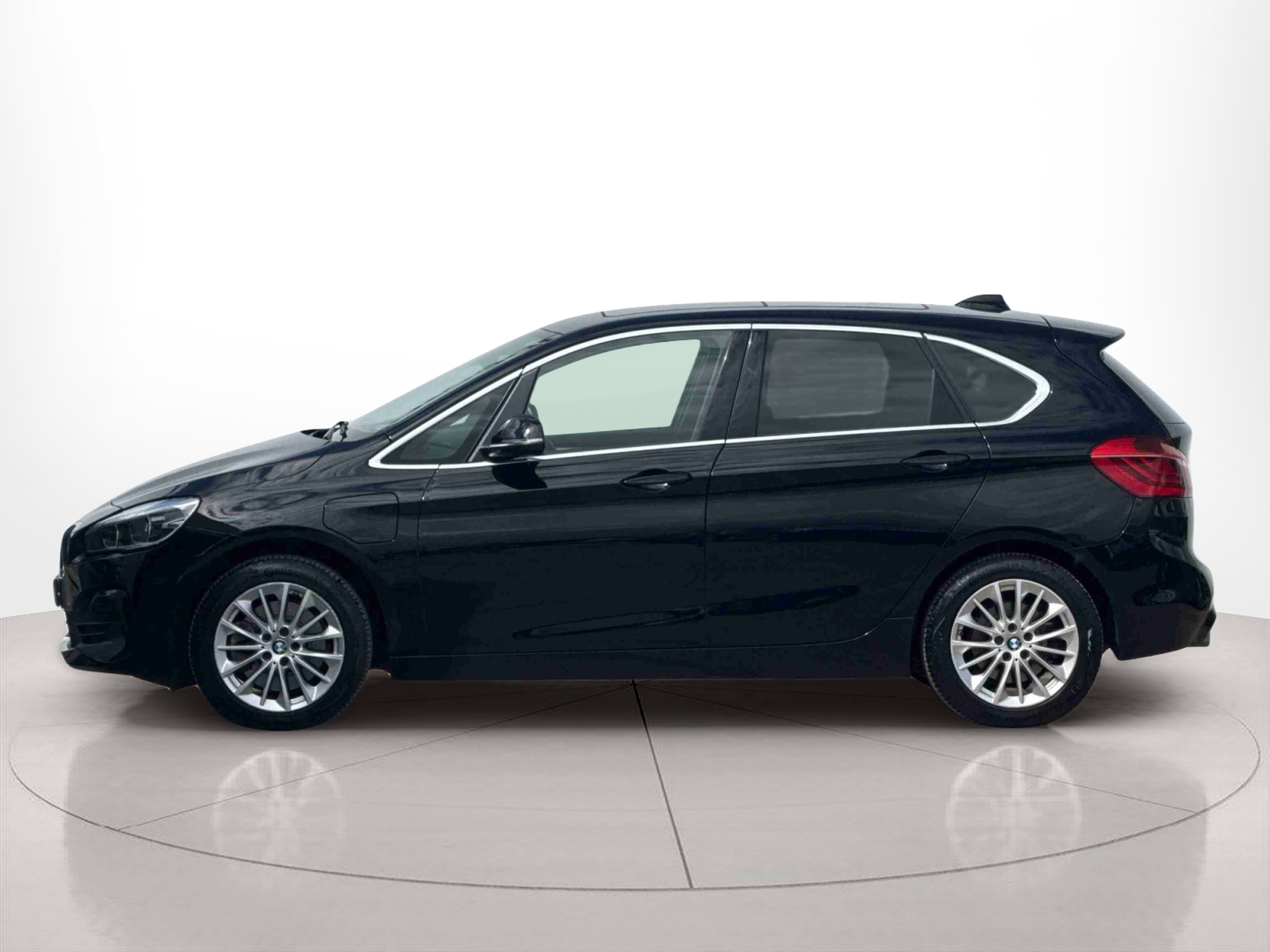 Fotos de BMW Série 2 225xe Active Tourer color Negro. Año 2020. 165KW(224CV). Elétrico / Gasolina Híbrido. En concesionario Santogal Praça de Espanha - Lisboa de Lisboa