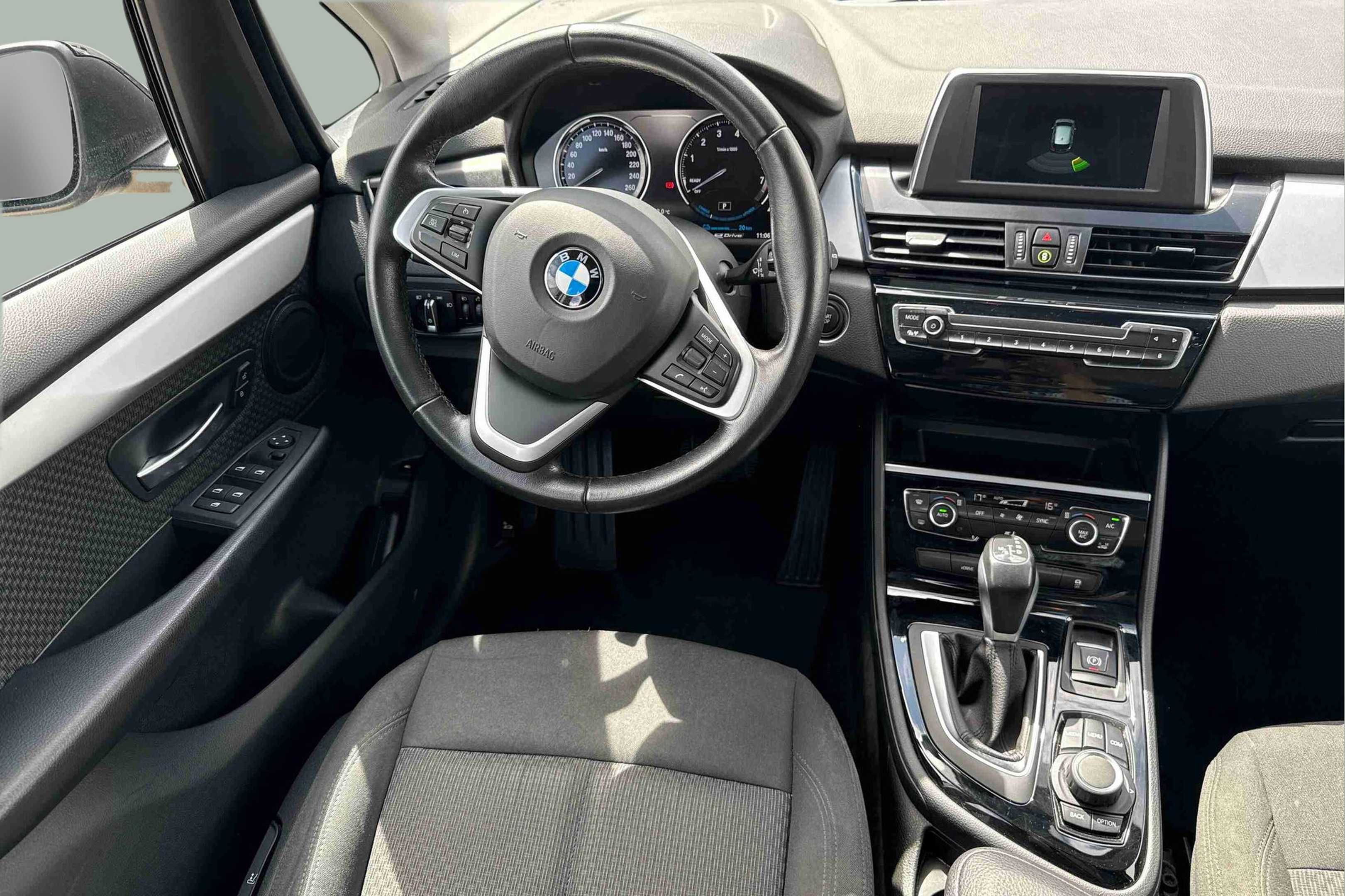 BMW Série 2 225xe Active Tourer color Negro. Año 2020. 165KW(224CV). Elétrico / Gasolina Híbrido. En concesionario Santogal Praça de Espanha - Lisboa de Lisboa