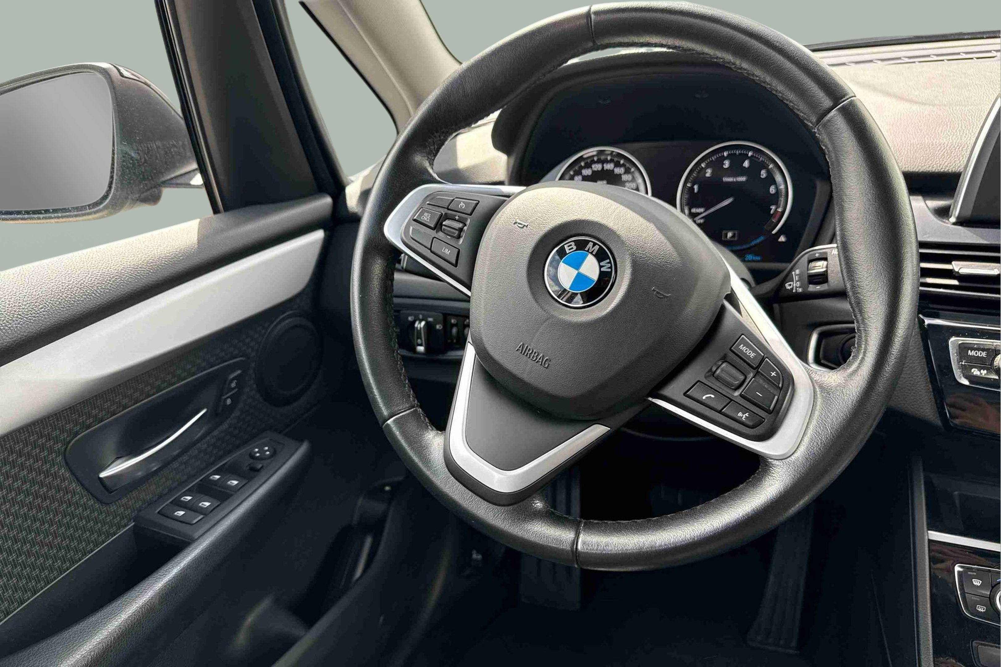 BMW Série 2 225xe Active Tourer color Negro. Año 2020. 165KW(224CV). Elétrico / Gasolina Híbrido. En concesionario Santogal Praça de Espanha - Lisboa de Lisboa
