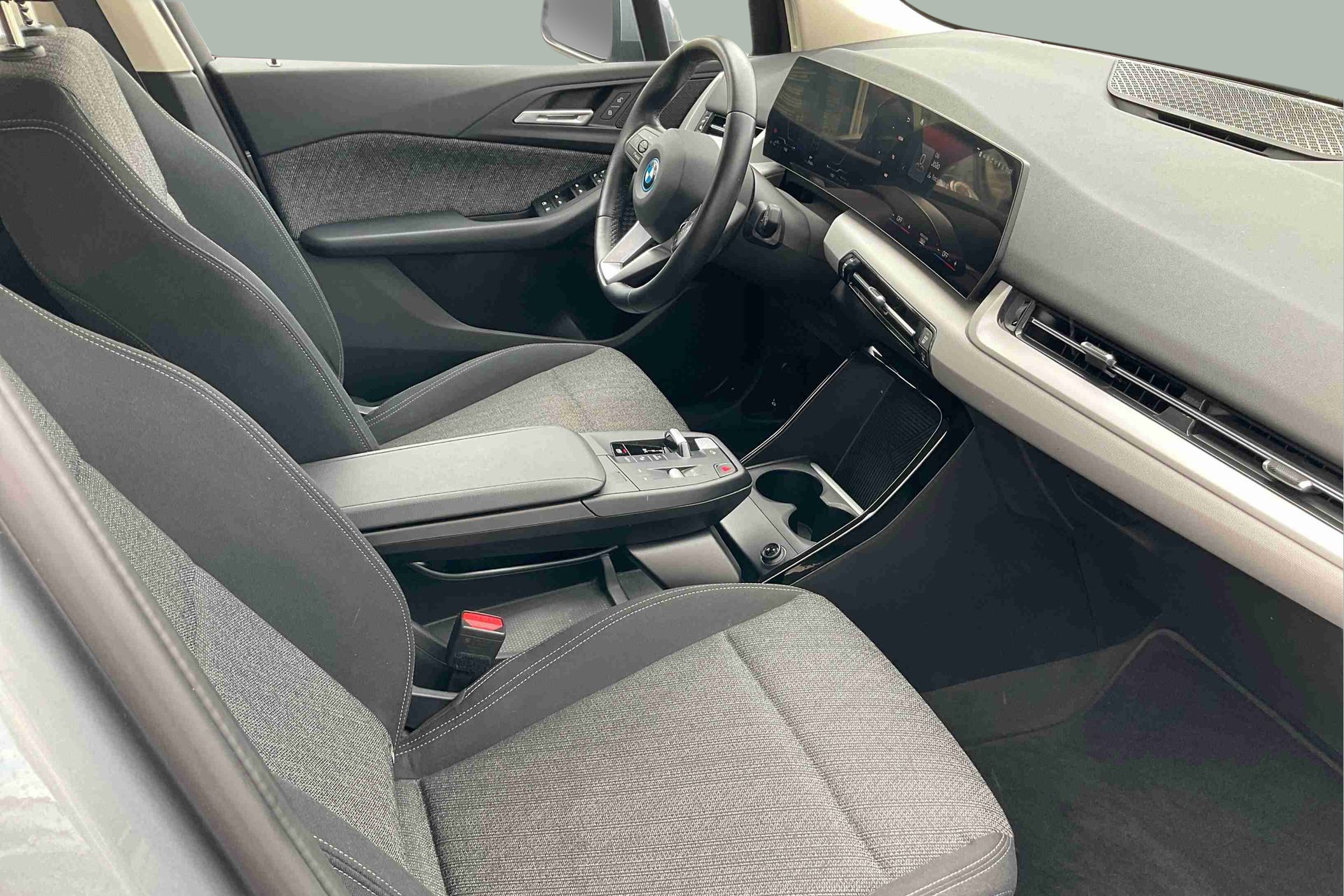 BMW Série 2 225xe Active Tourer color Gris. Año 2023. 180KW(245CV). Elétrico / Gasolina Híbrido. En concesionario Santogal Setúbal de Setúbal
