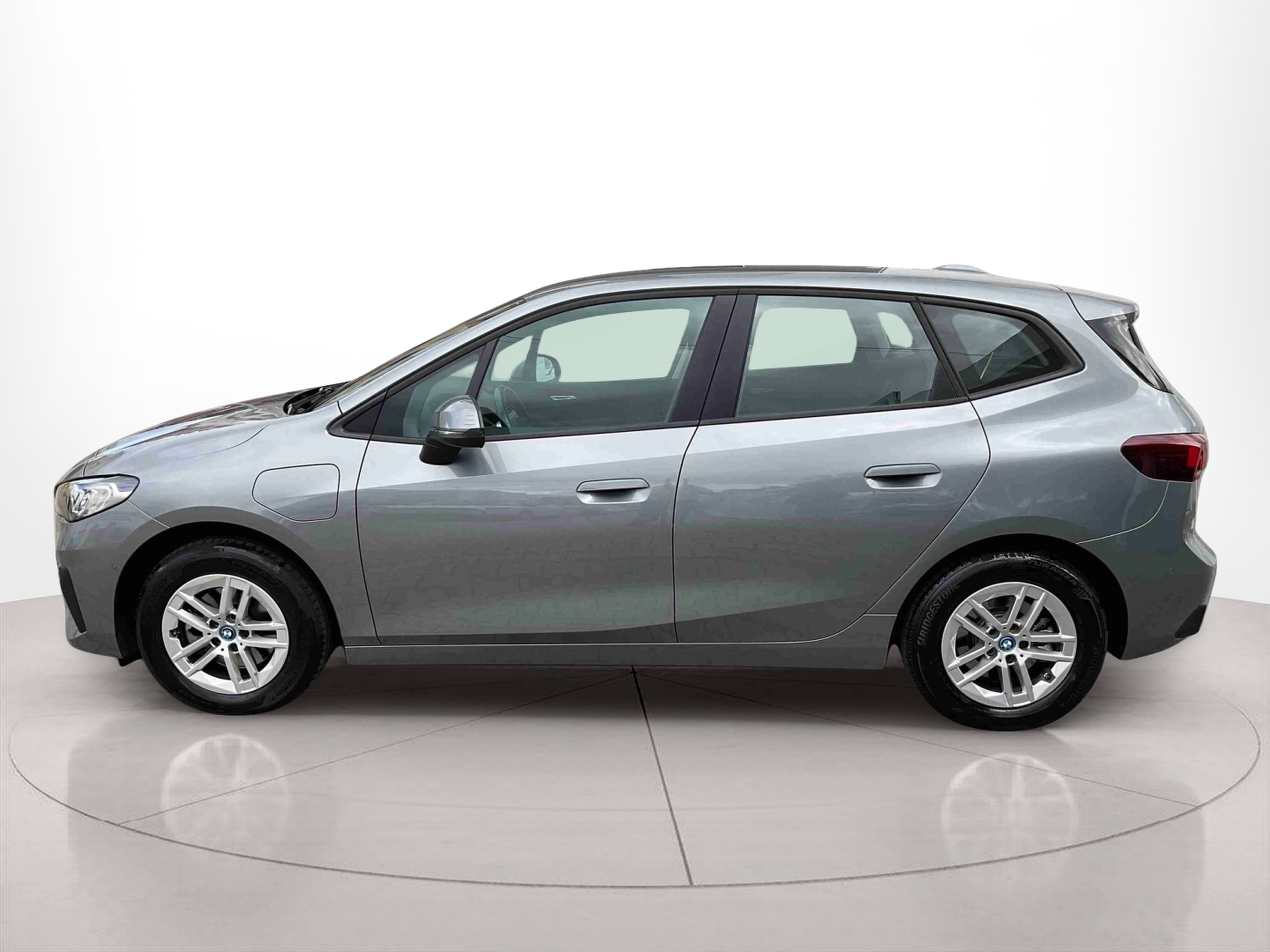 Fotos de BMW Série 2 225xe Active Tourer color Gris. Año 2023. 180KW(245CV). Elétrico / Gasolina Híbrido. En concesionario Santogal Setúbal de Setúbal