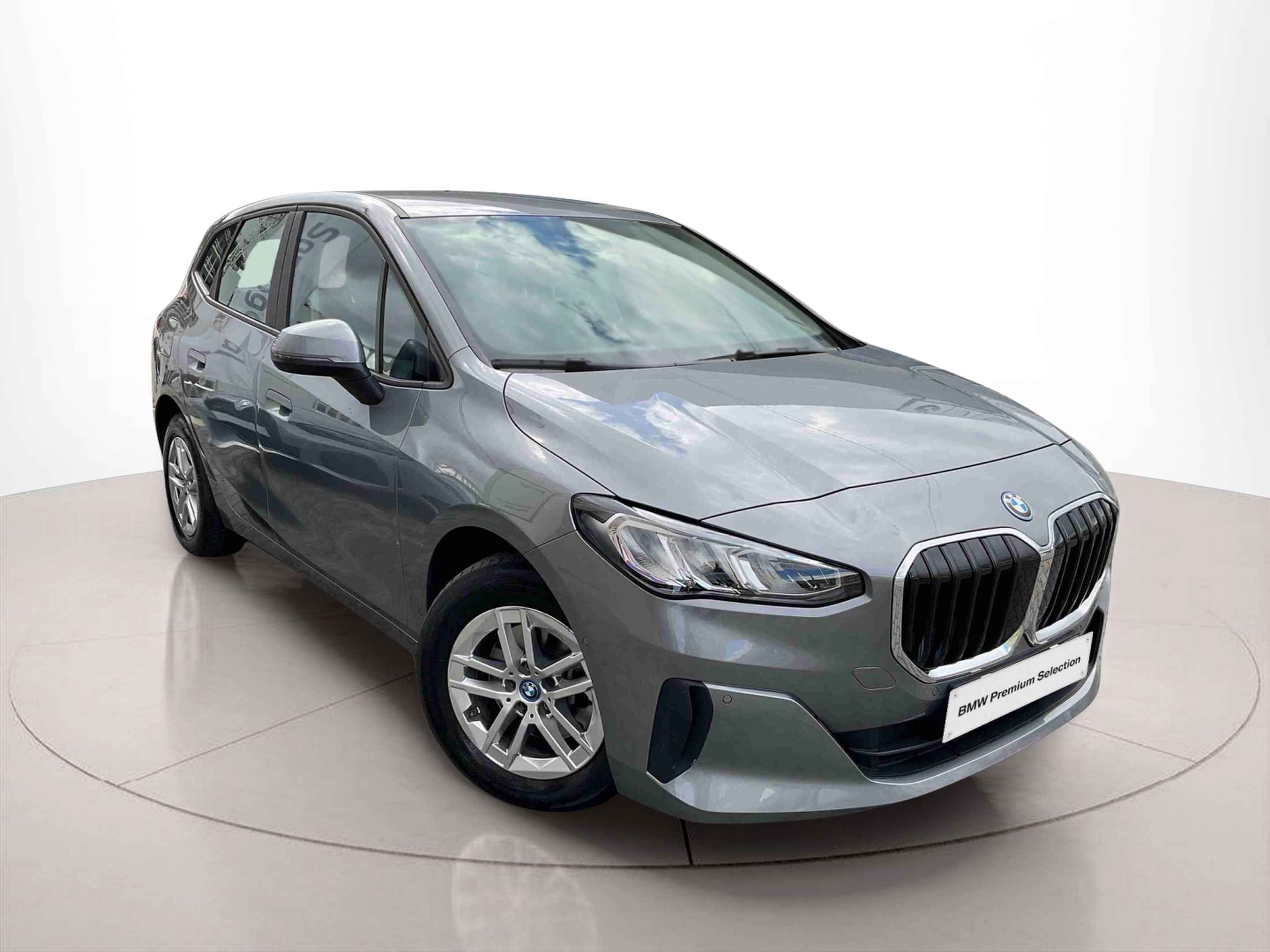 BMW Série 2 225xe Active Tourer color Gris. Año 2023. 180KW(245CV). Elétrico / Gasolina Híbrido. En concesionario Santogal Setúbal de Setúbal