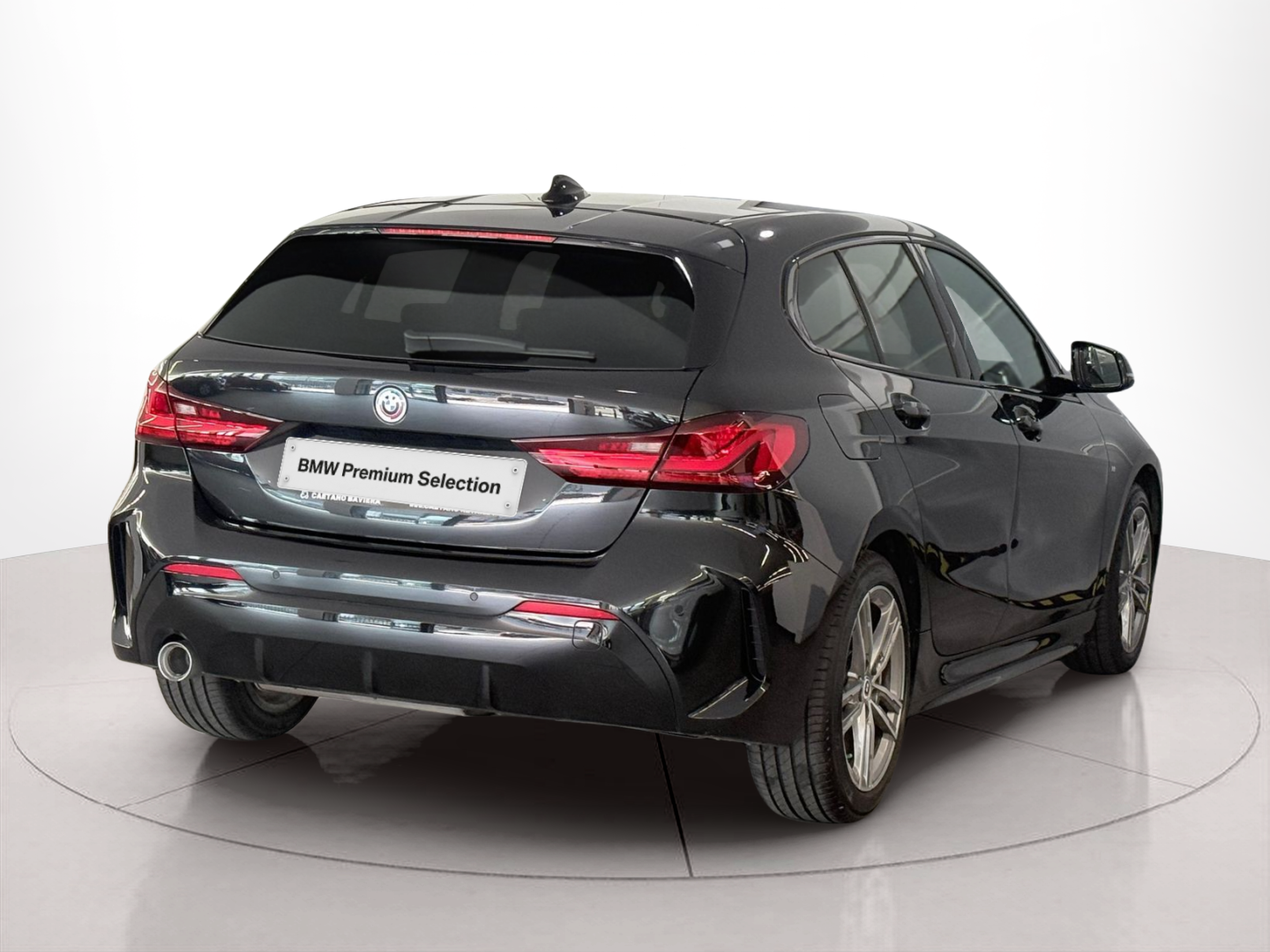 BMW Série 1 116d color Negro. Año 2022. 85KW(116CV). Diesel. En concesionario Santogal Carnaxide de Oeiras