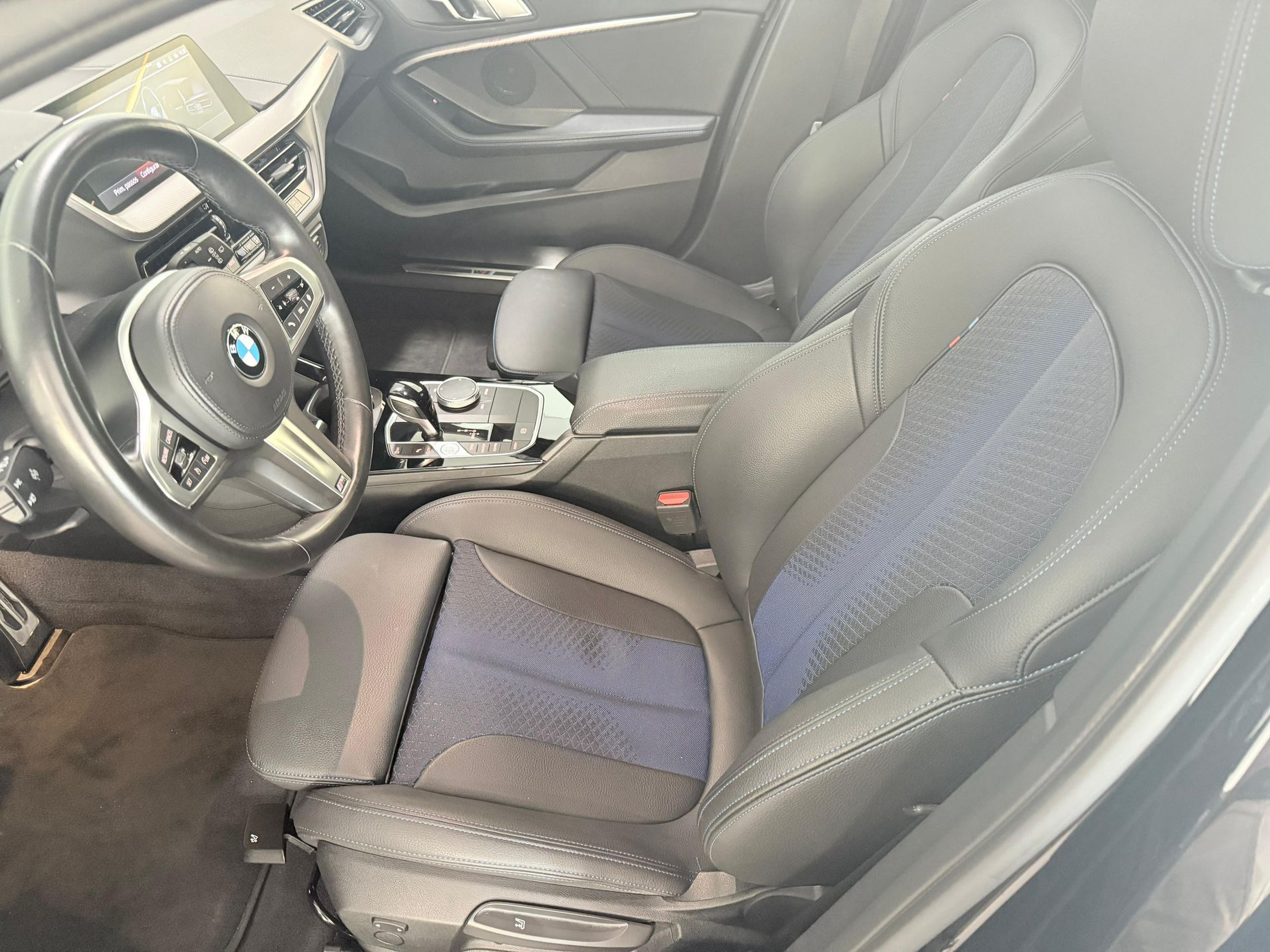 BMW Série 1 116d color Negro. Año 2022. 85KW(116CV). Diesel. En concesionario Santogal Carnaxide de Oeiras