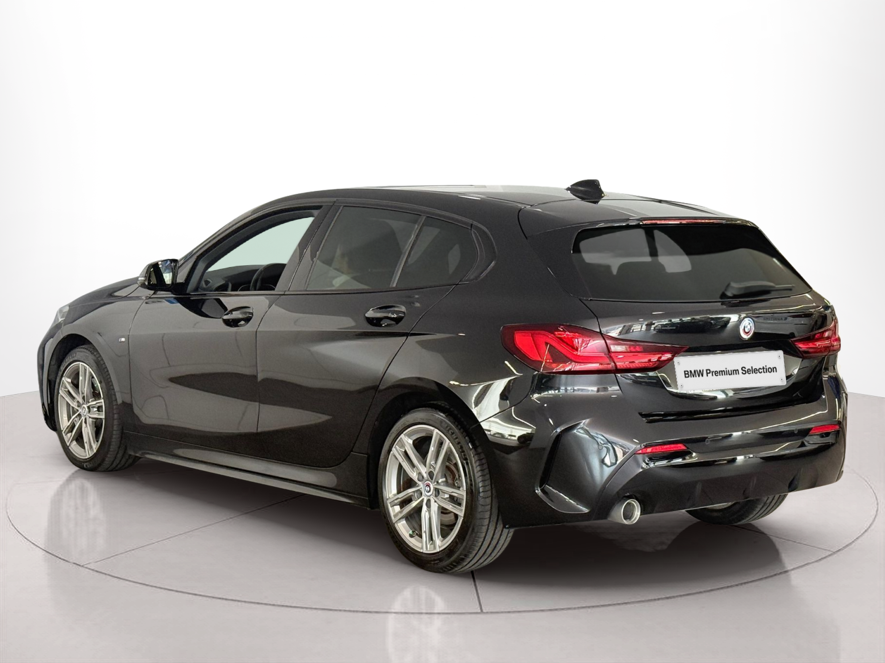 BMW Série 1 116d color Negro. Año 2022. 85KW(116CV). Diesel. En concesionario Santogal Carnaxide de Oeiras
