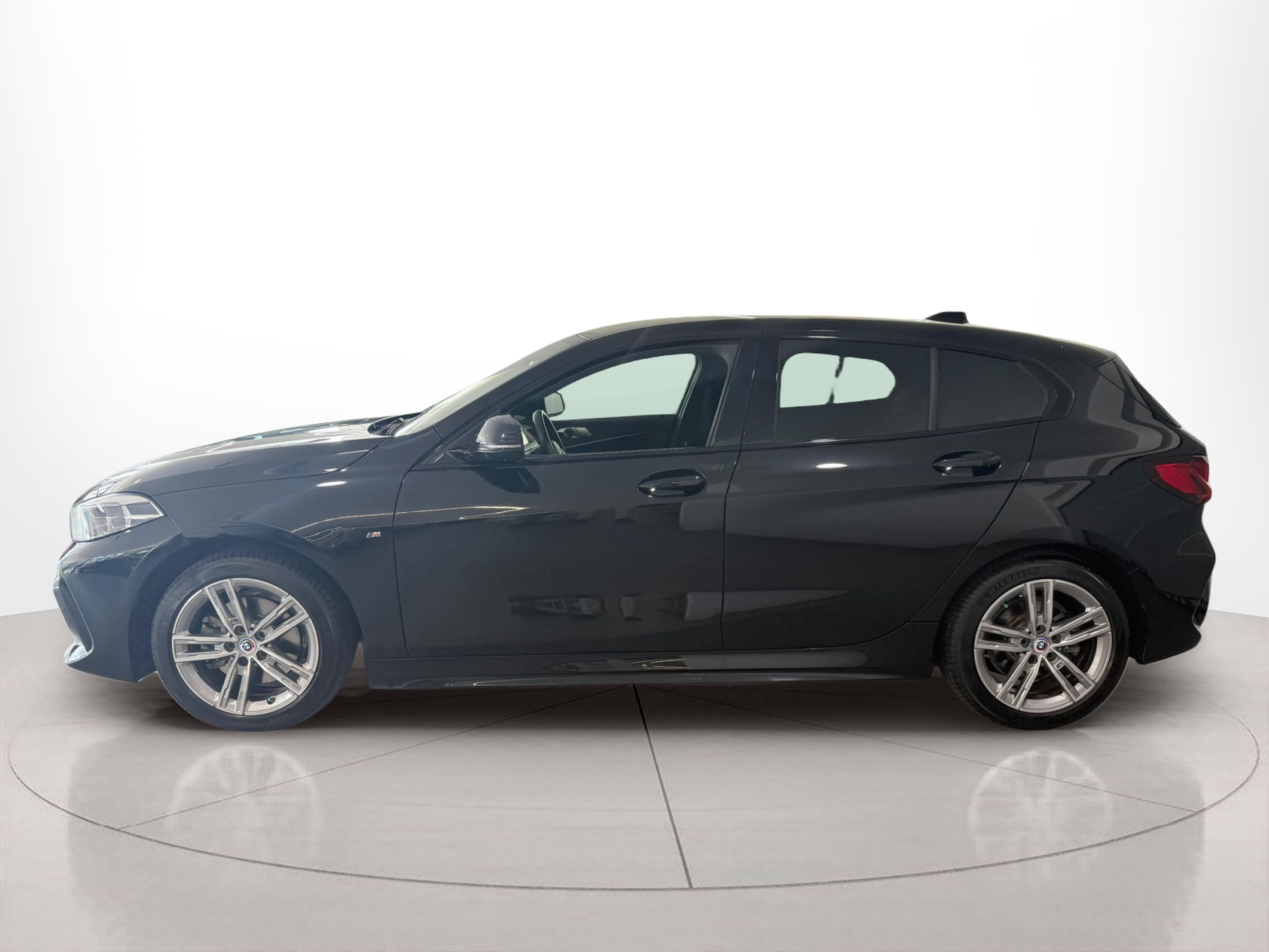 Fotos de BMW Série 1 116d color Negro. Año 2022. 85KW(116CV). Diesel. En concesionario Santogal Carnaxide de Oeiras