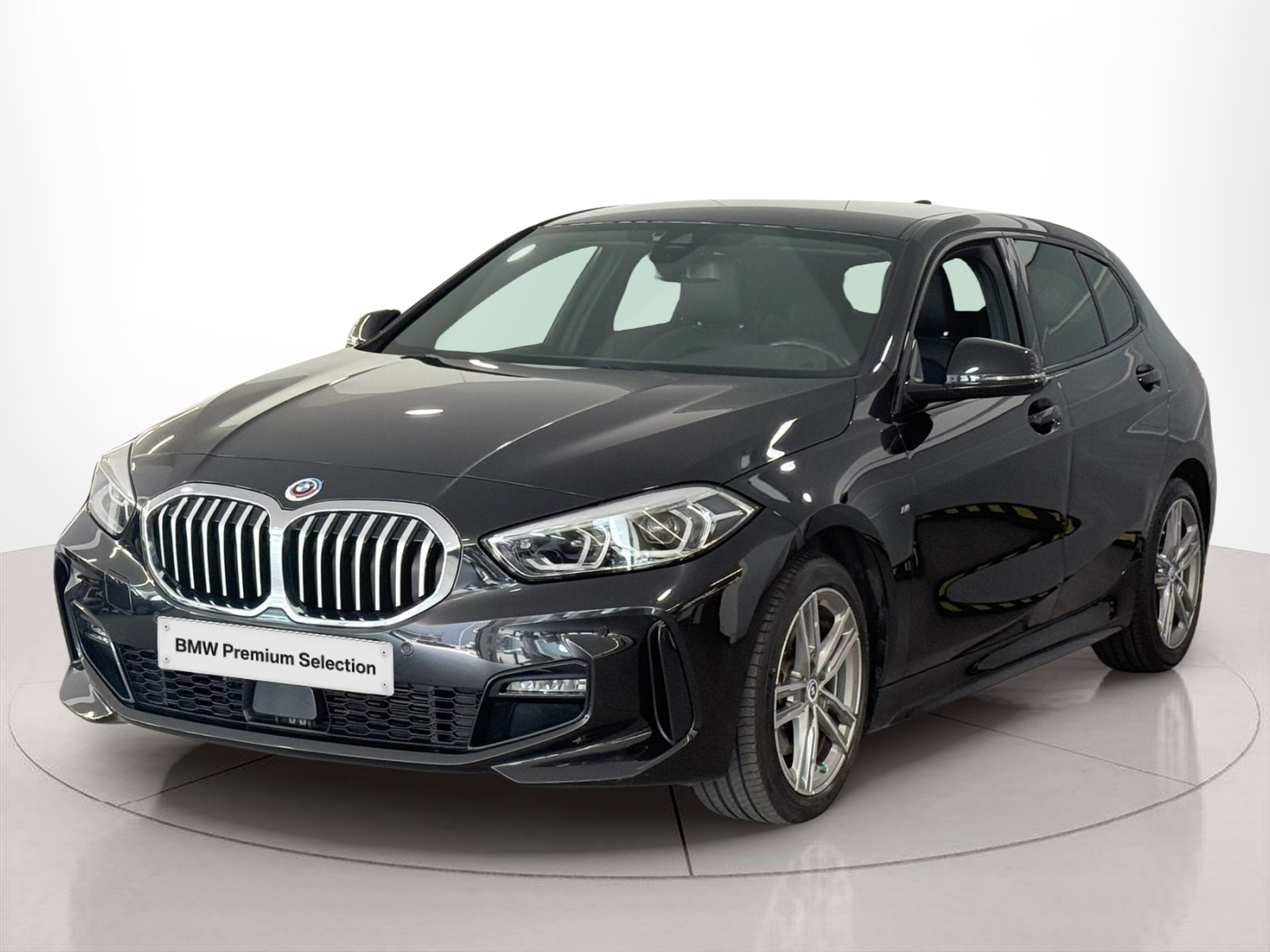Fotos de BMW Série 1 116d color Negro. Año 2022. 85KW(116CV). Diesel. En concesionario Santogal Carnaxide de Oeiras