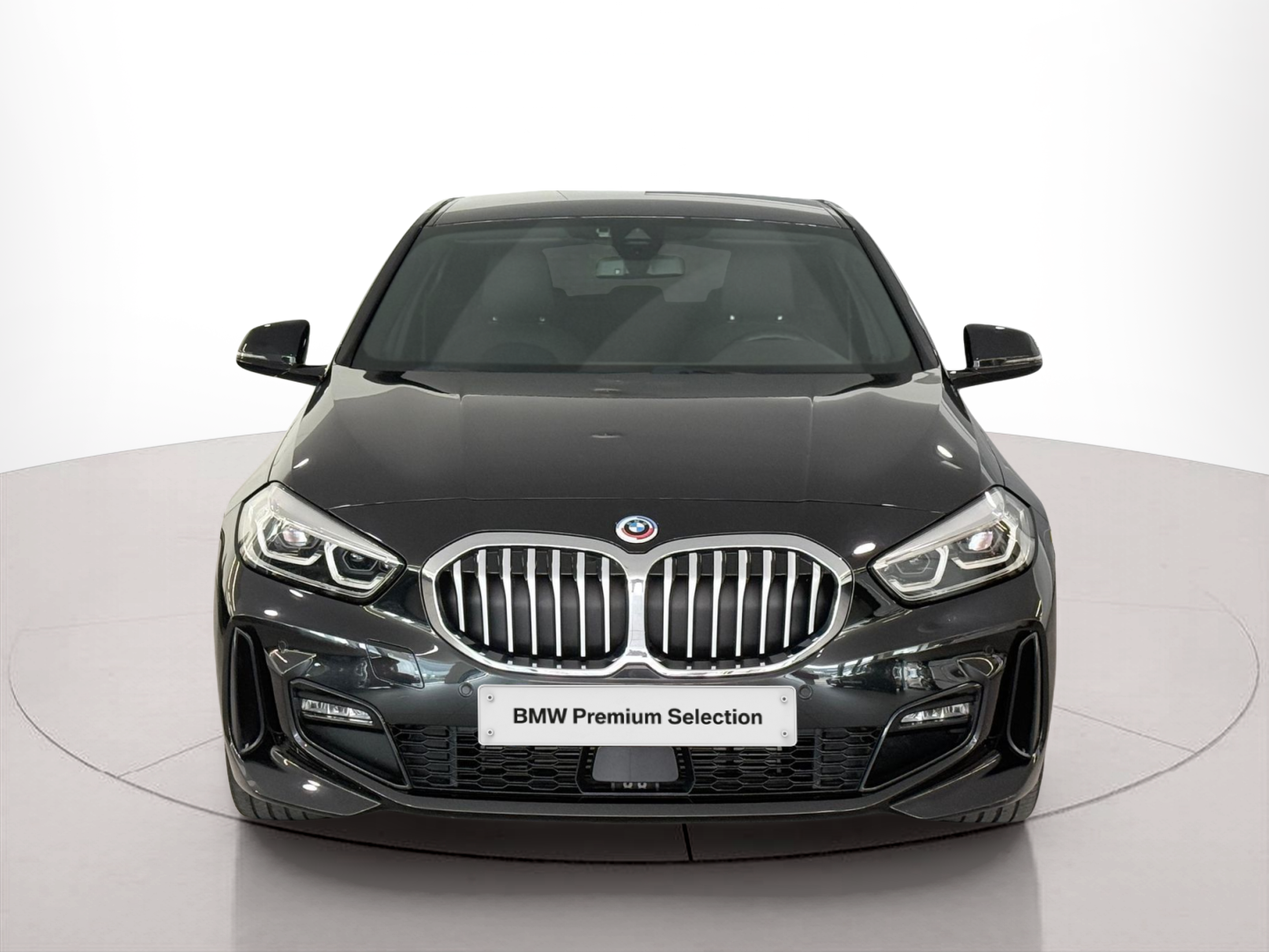 Fotos de BMW Série 1 116d color Negro. Año 2022. 85KW(116CV). Diesel. En concesionario Santogal Carnaxide de Oeiras